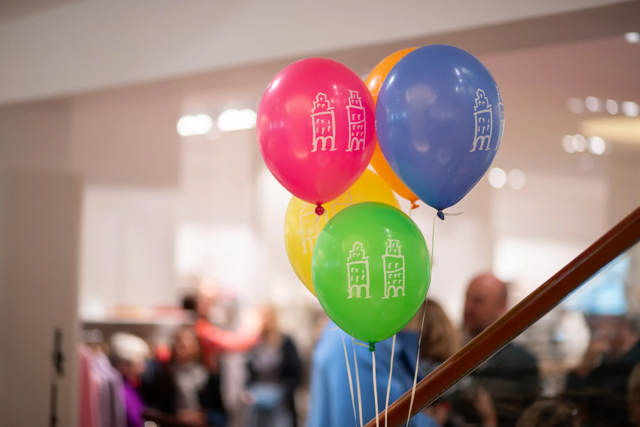 Bunte Luftballons im Modehaus während des Events