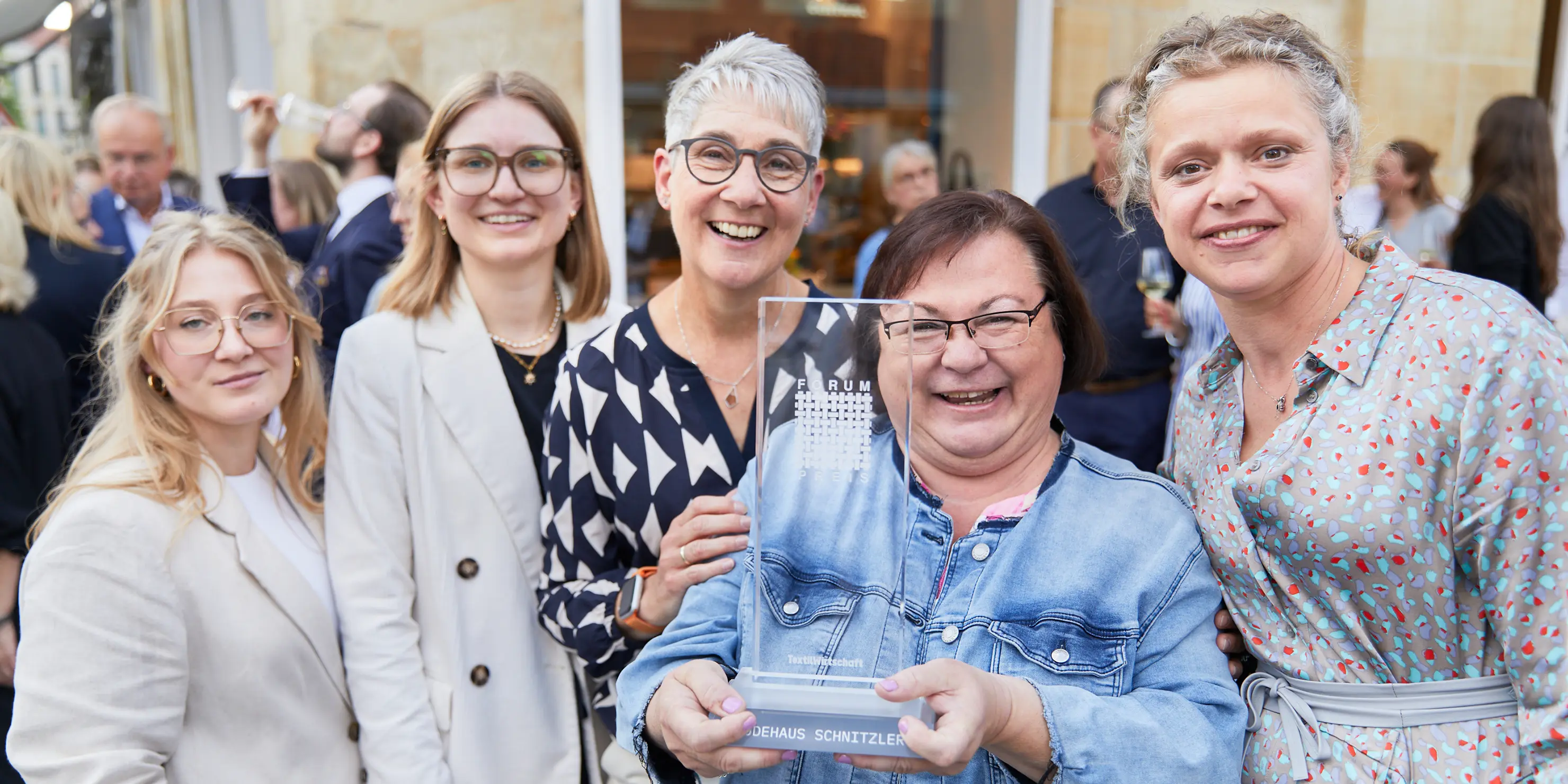 Fünf Mitarbeitende bei der Schnitzler-Feier zum TW Forum Preis 2025, eine Person hält den Preis.