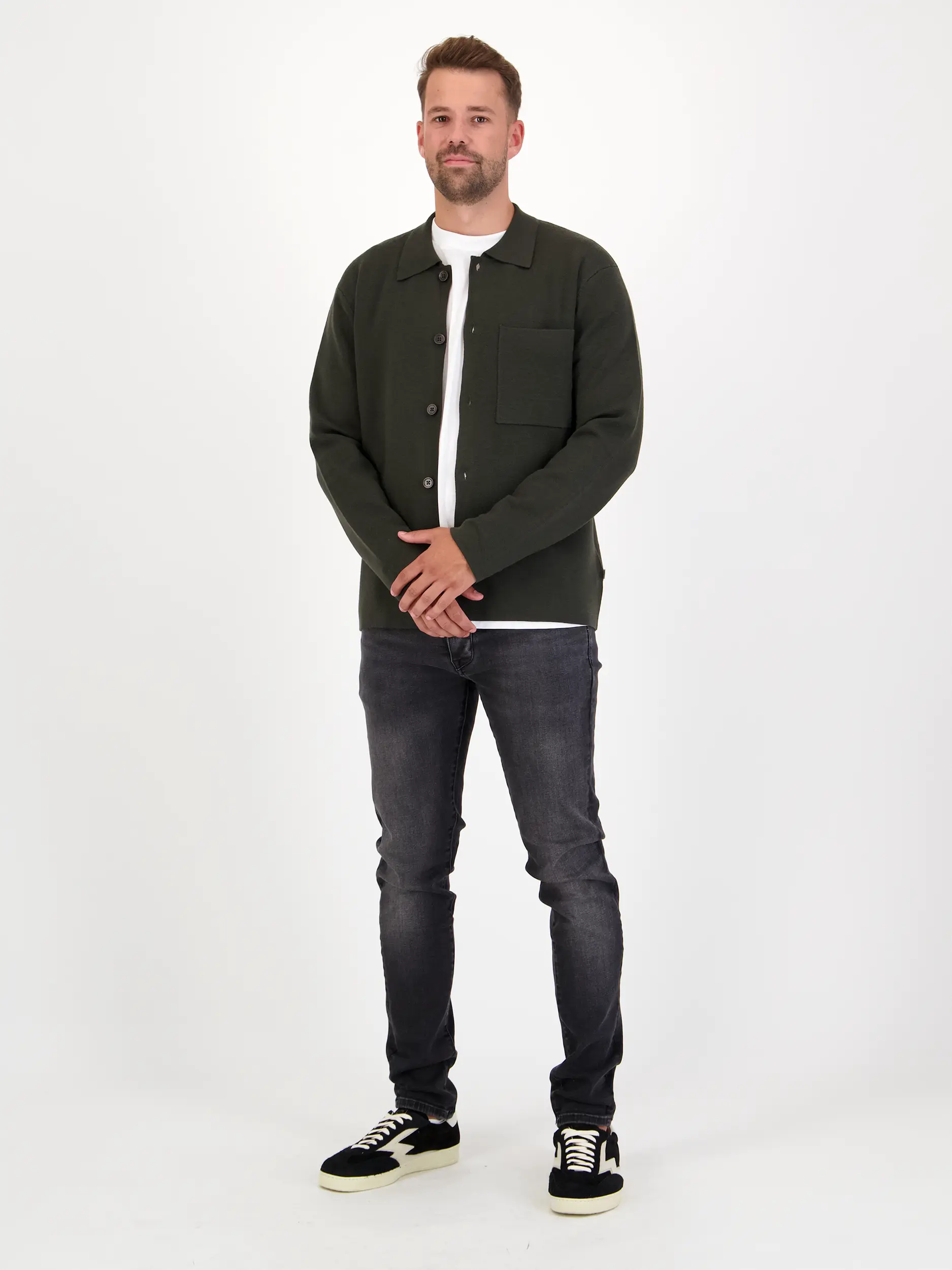 Strickjacke 'Jonas' - Artikel Teil eines Outfits getragen von einem Modell - Farbe: Grün