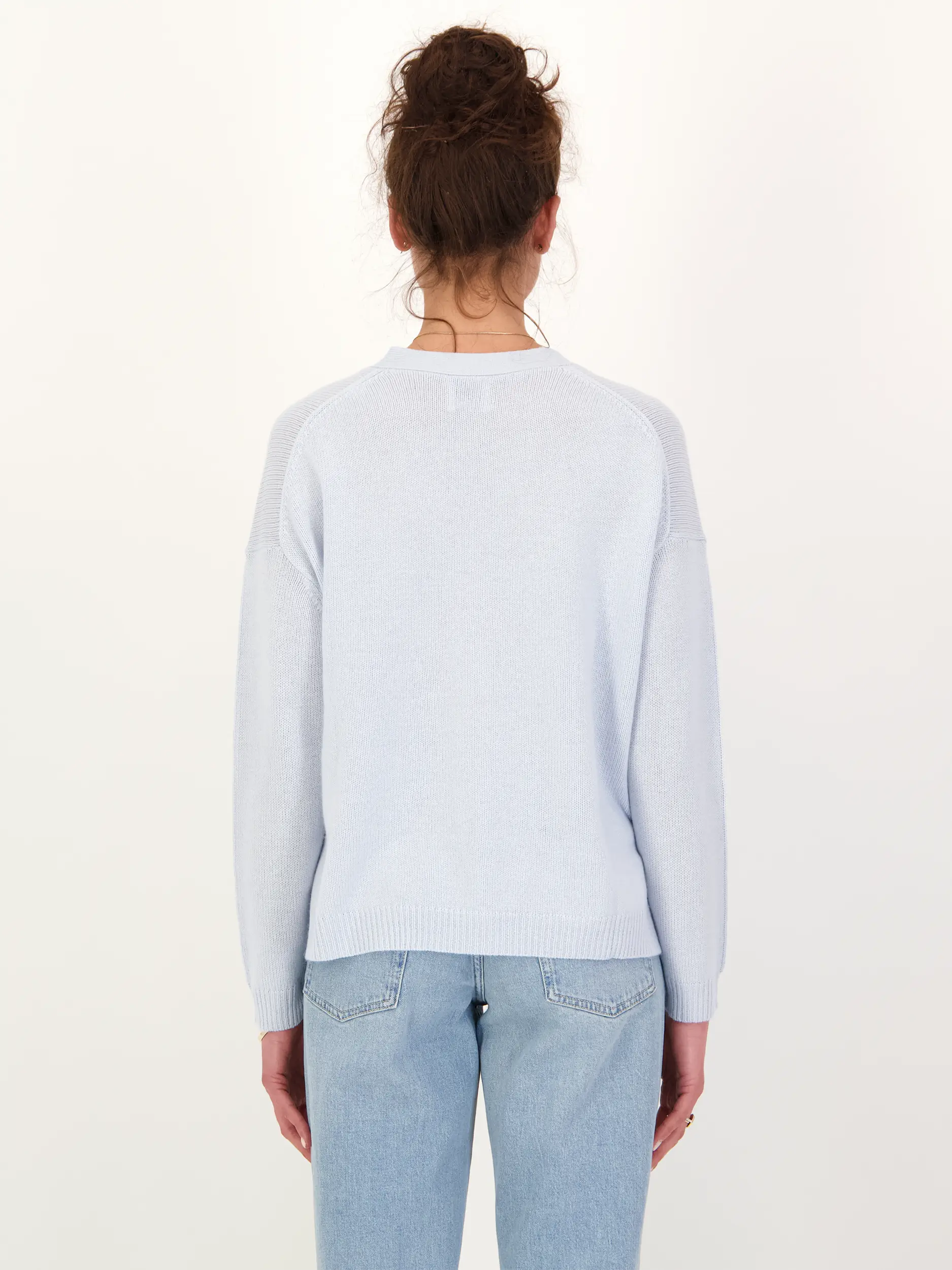 Strickjacke aus Kaschmir - Artikel Rückseite getragen von einem Modell - Farbe: Blau