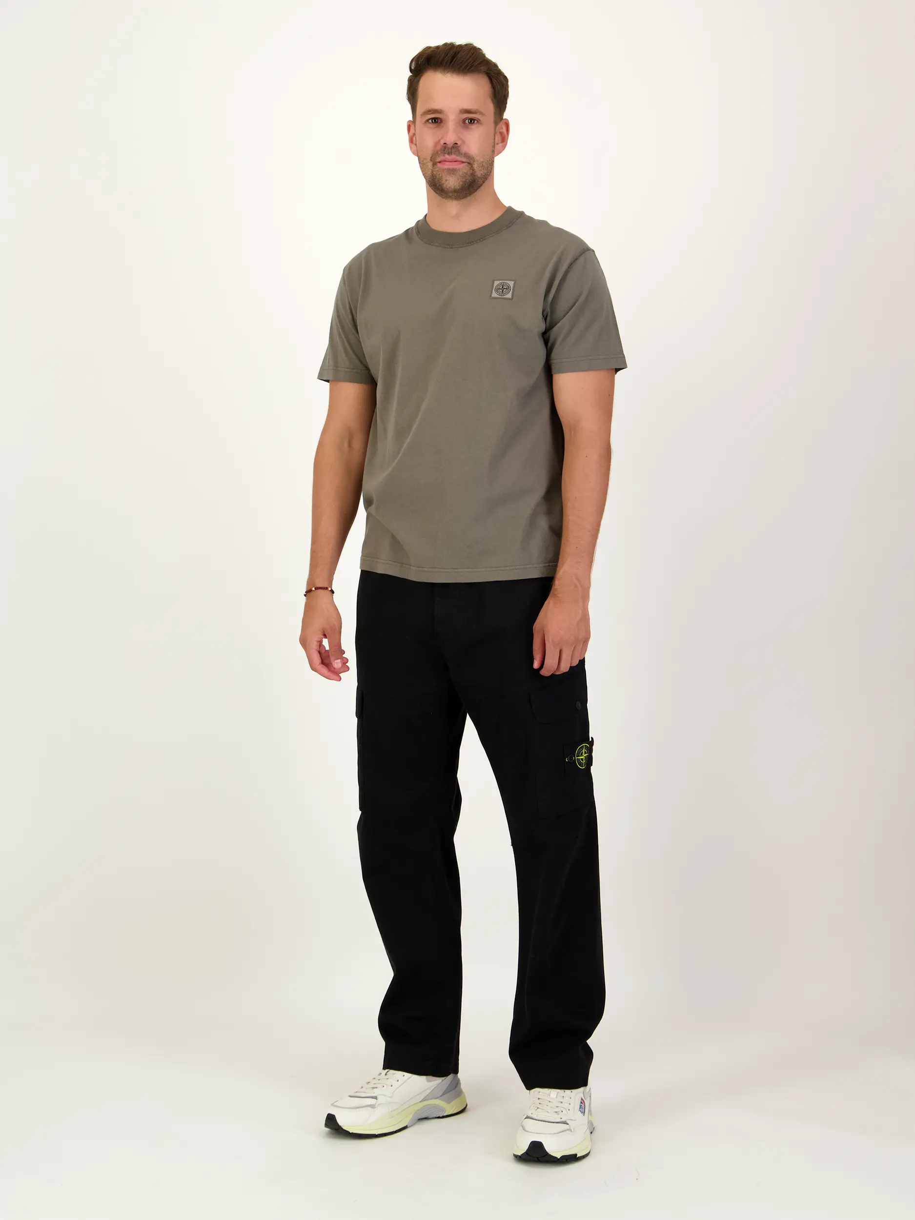 T-Shirt - Artikel Teil eines Outfits getragen von einem Modell