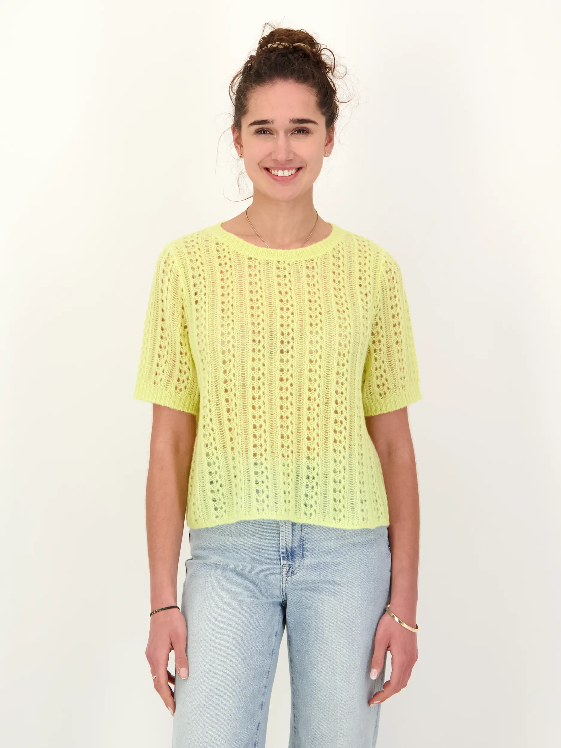 Pullover 'Sakura' aus Kaschmir Seide Mix - Artikel Vorderseite getragen von einem Modell - Farbe: Gelb