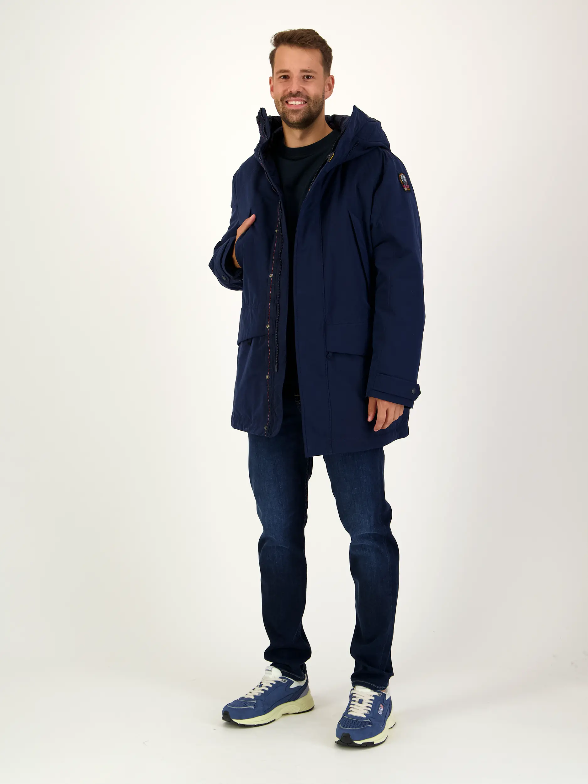 Wasserabweisender Kurzmantel 'Efrem' aus Daunen - Artikel Teil eines Outfits getragen von einem Modell - Farbe: Blau