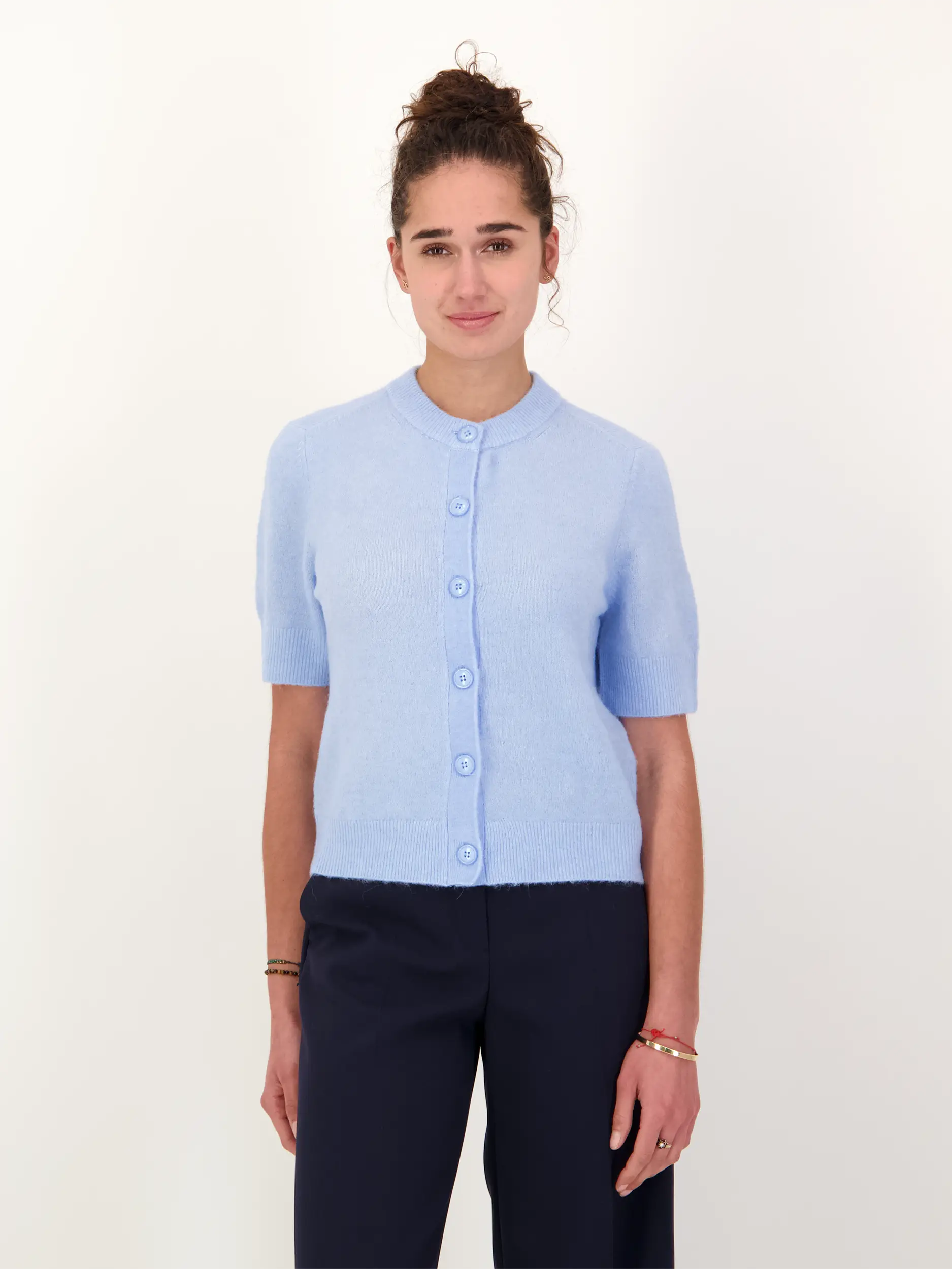 Strickjacke 'Sanoura' aus Wolle kurzarm - Artikel Vorderseite getragen von einem Modell - Farbe: Blau