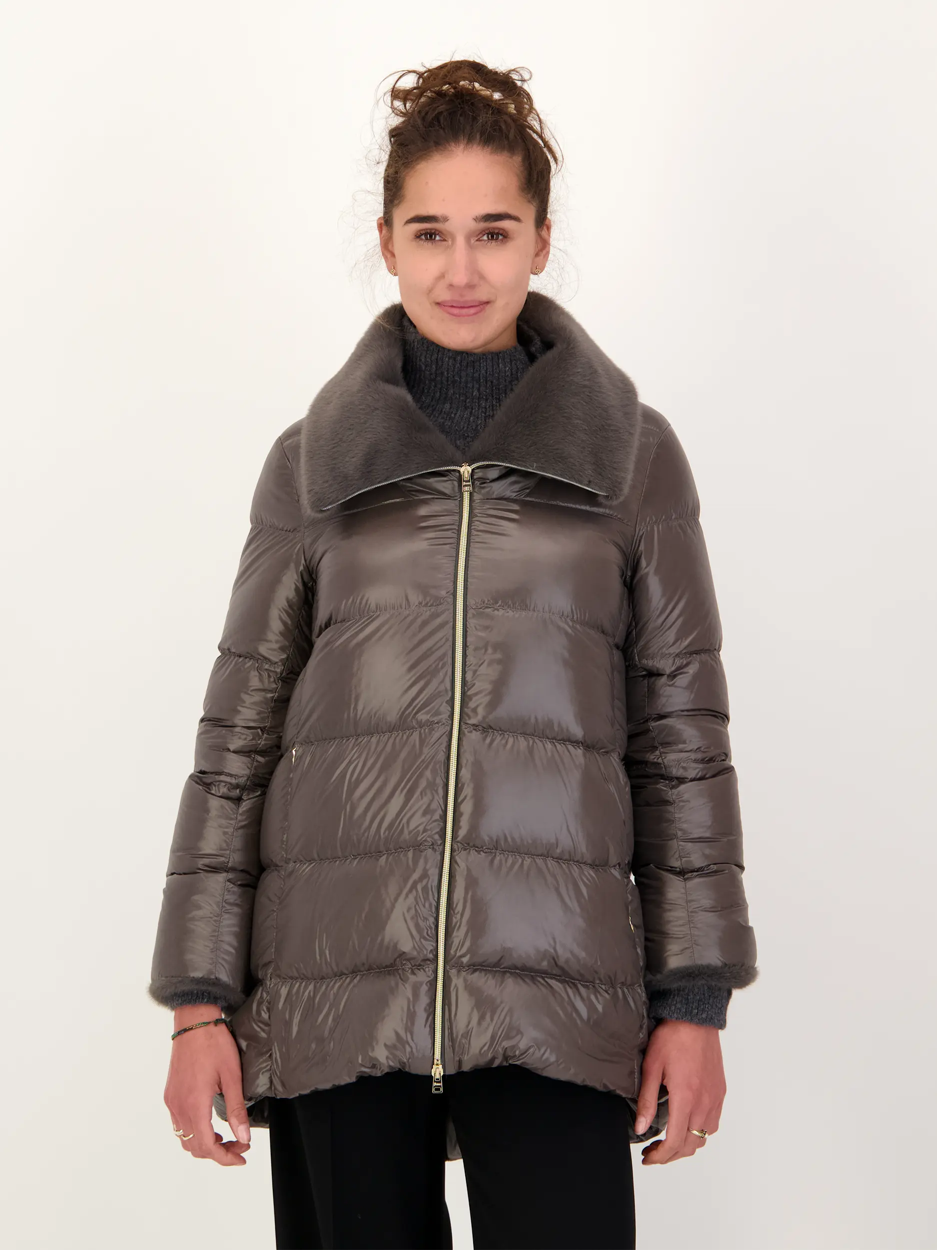 Daunenjacke mit Faux Fellkragen - Artikel Vorderseite getragen von einem Modell - Farbe: Grau