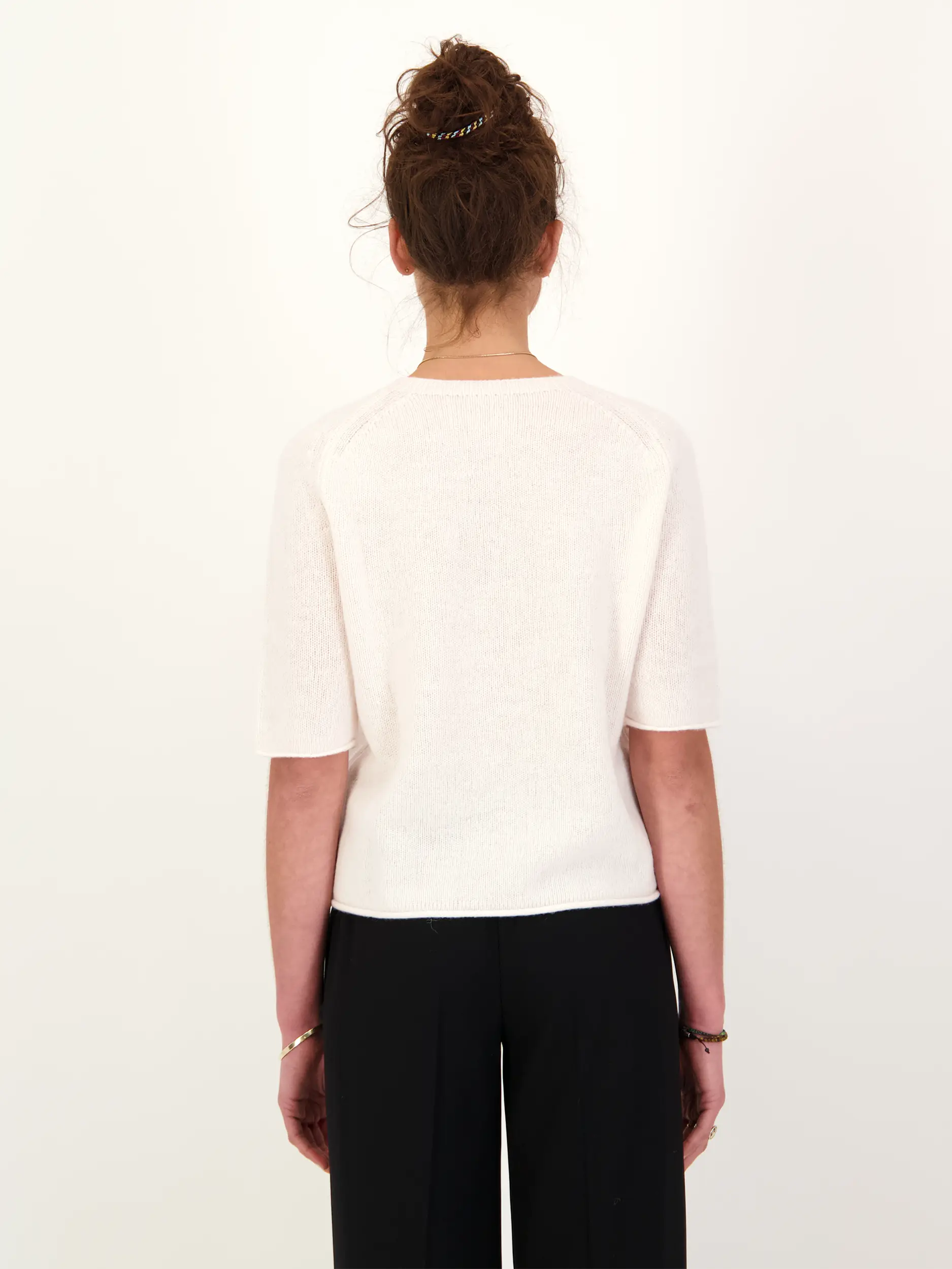 Pullover aus Wolle-Kaschmir kurzarm - Artikel Rückseite getragen von einem Modell - Farbe: Creme