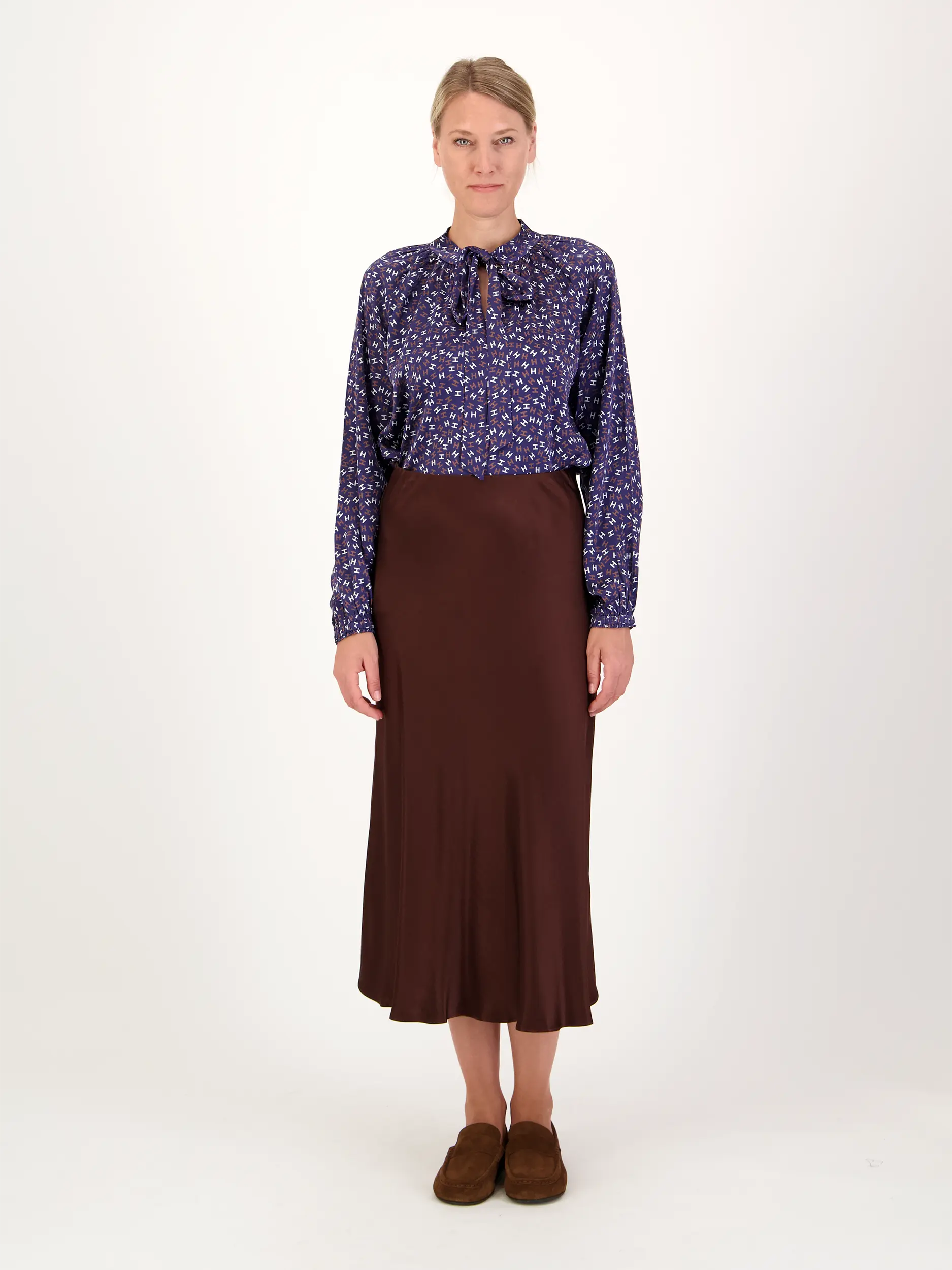 Gemusterte Schluppenbluse 'Farale' aus Seide langarm - Artikel Teil eines Outfits getragen von einem Modell - Farbe: Blau