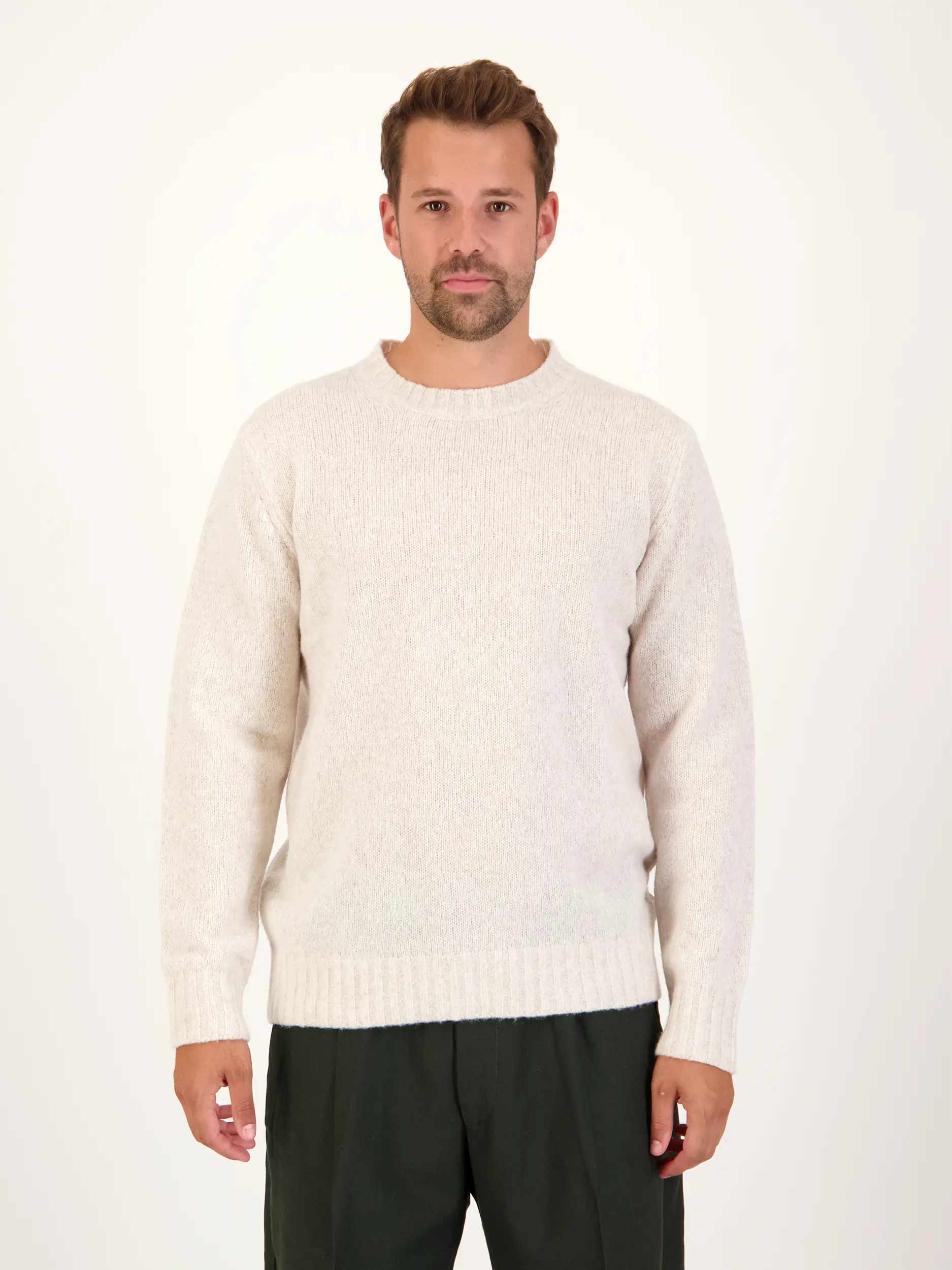 Pullover 'Lee' aus Merinowoll-Mix langarm - Artikel Vorderseite getragen von einem Modell - Farbe: Creme