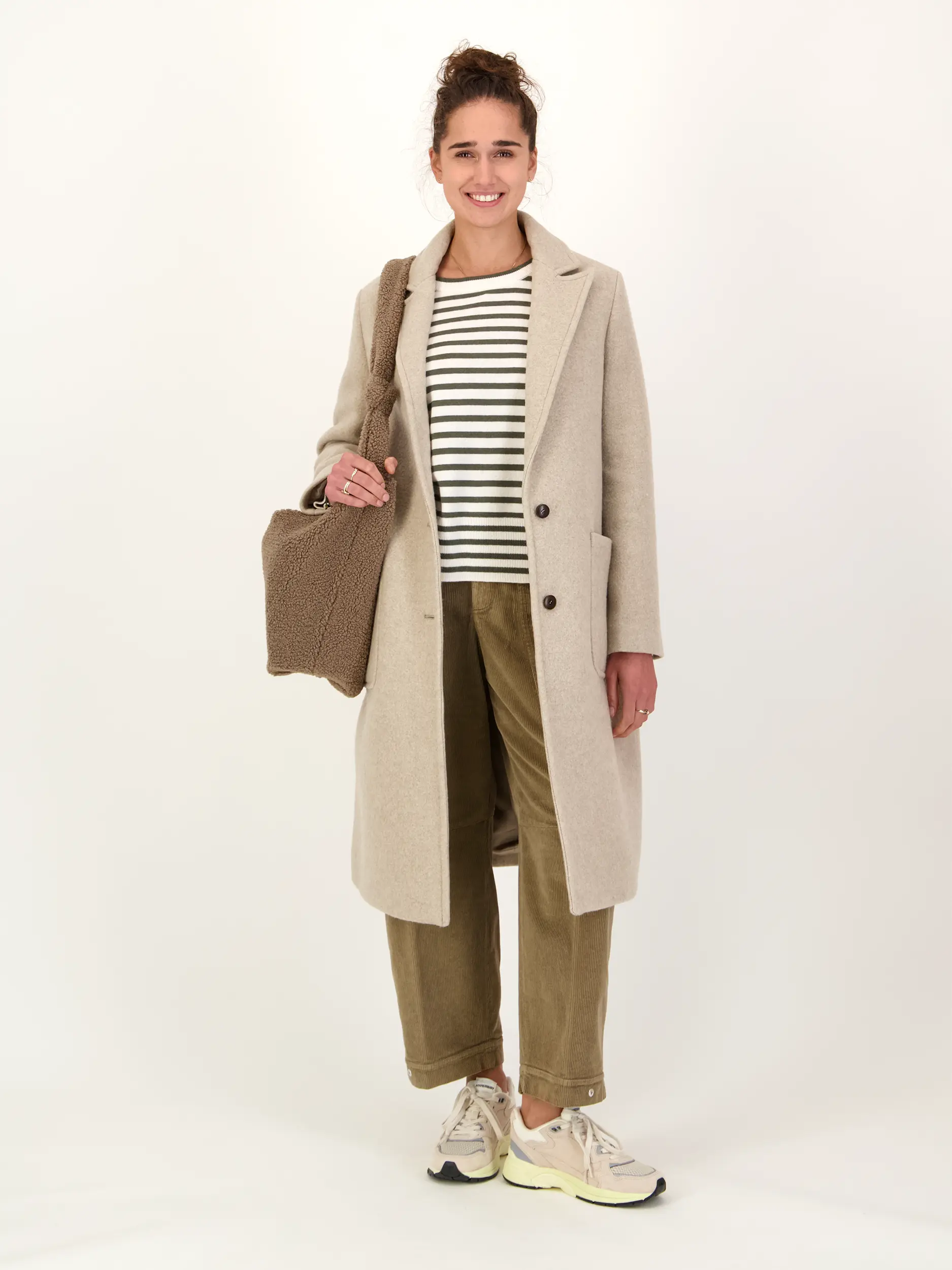Pullover - Artikel Teil eines Outfits getragen von einem Modell - Farbe: Grün