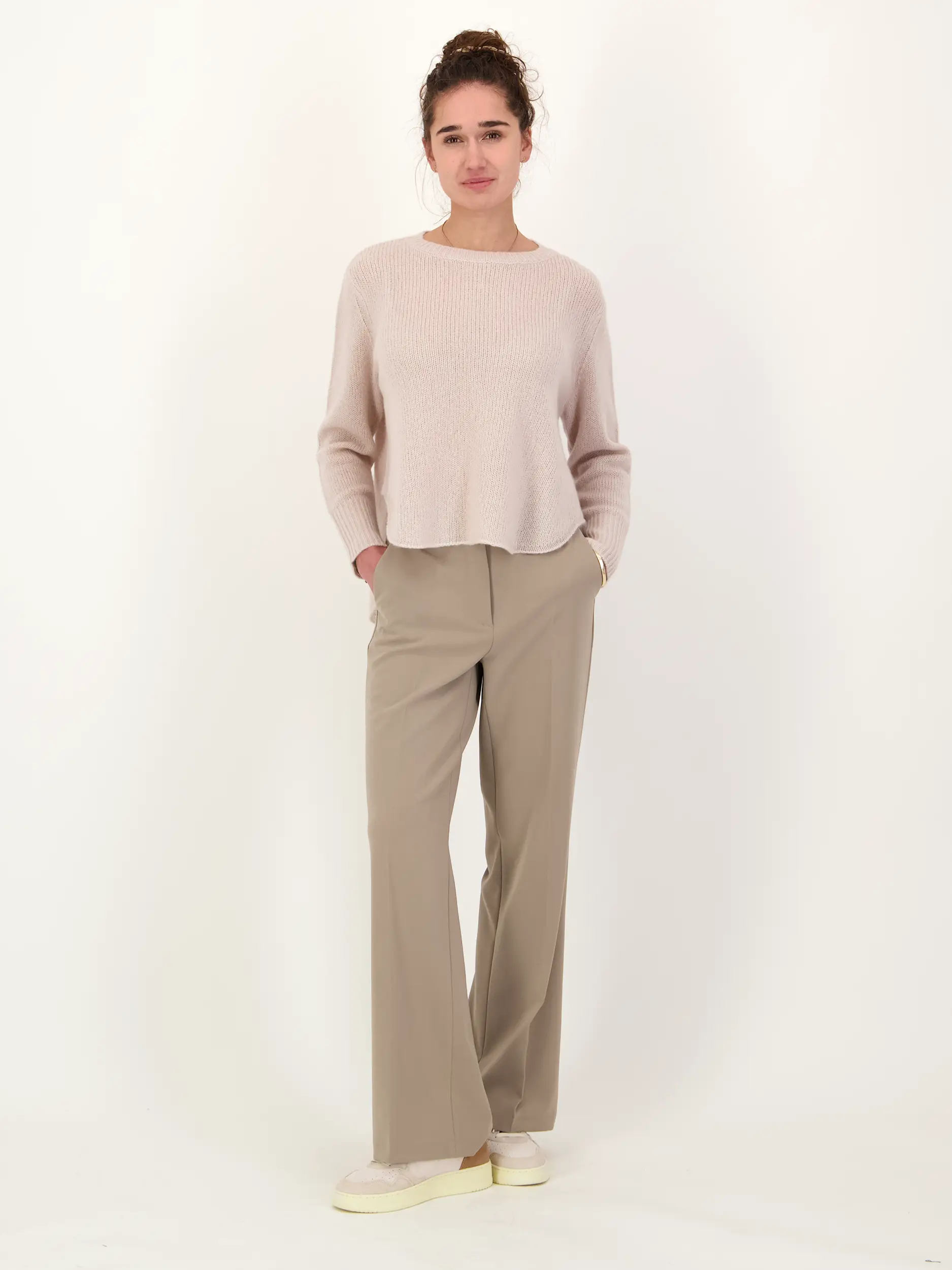 Pullover 'Maicon' aus Kaschmir Seide Mix - Artikel Teil eines Outfits getragen von einem Modell - Farbe: Violett