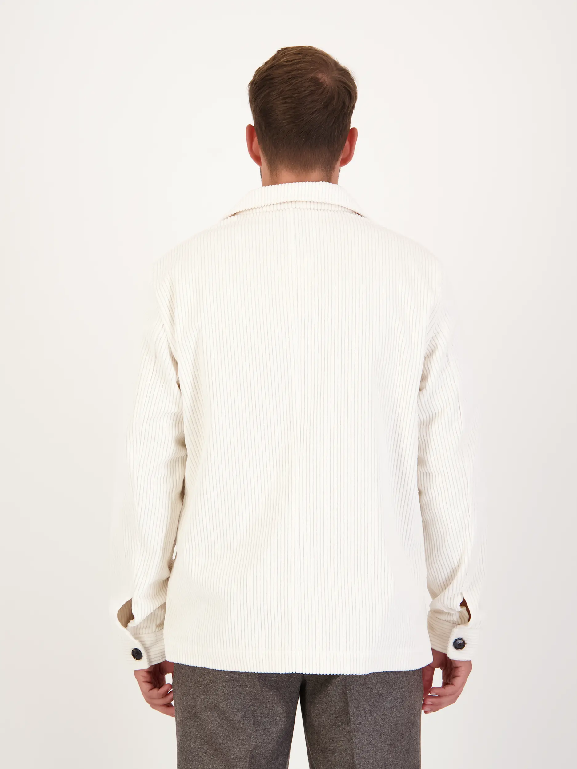 Overshirt - Artikel Rückseite getragen von einem Modell - Farbe: Creme
