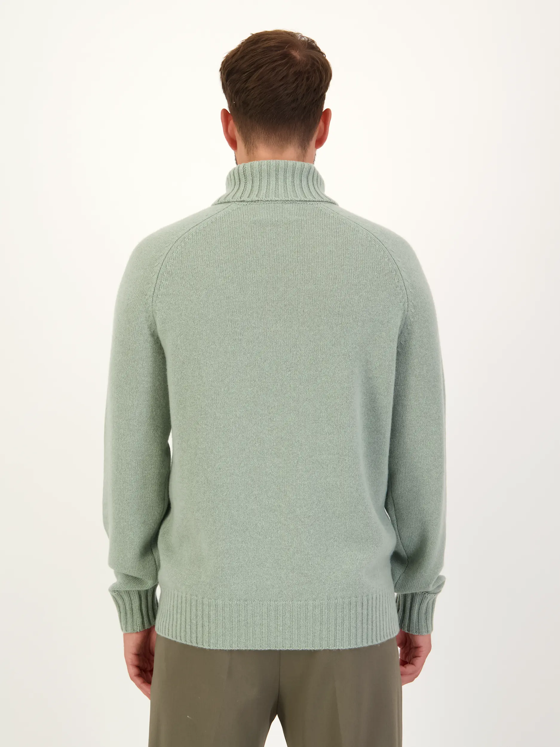Pullover aus Kaschmir langarm - Artikel Rückseite getragen von einem Modell - Farbe: Grün