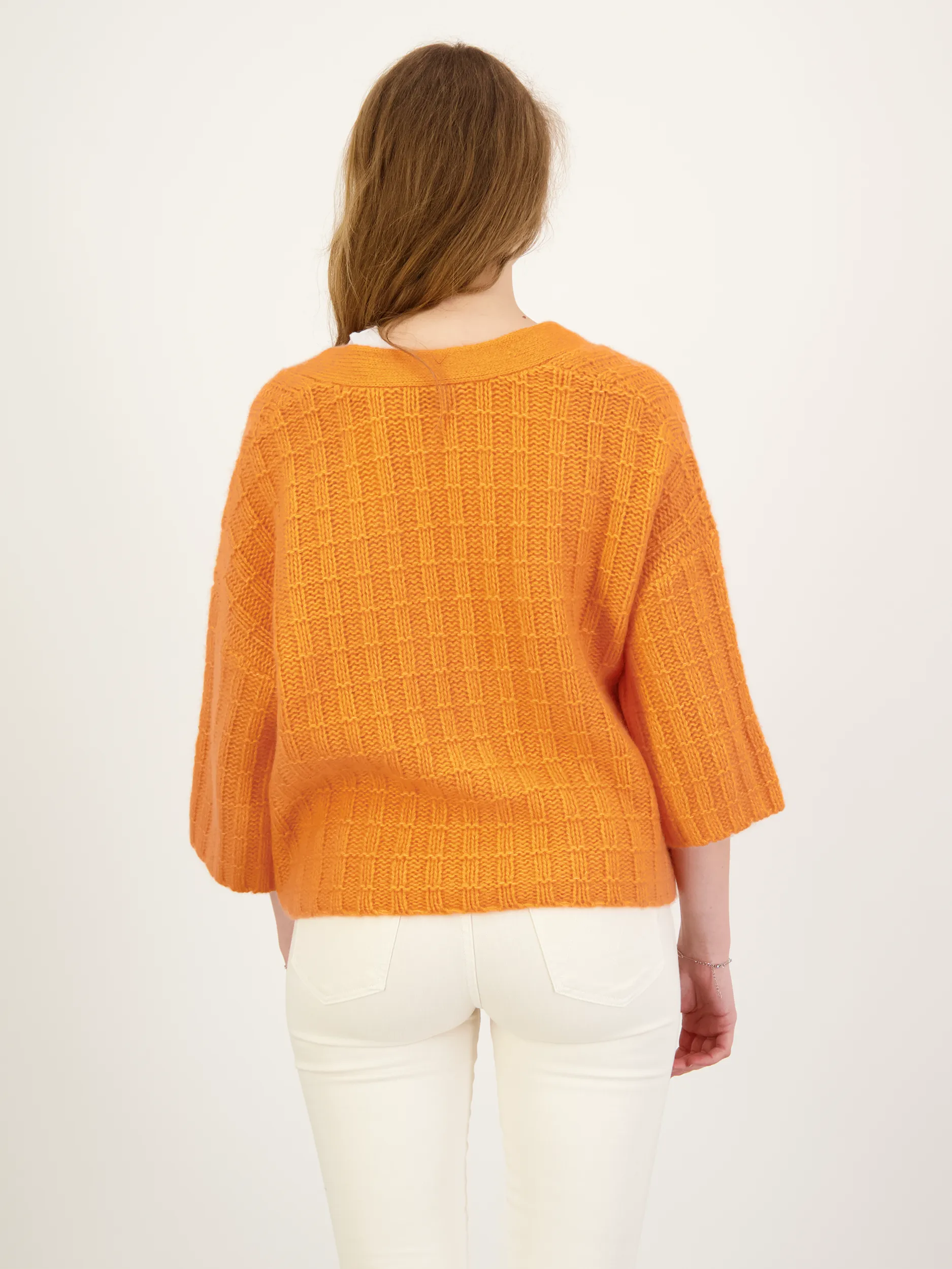 Strickjacke - Artikel Rückseite getragen von einem Modell