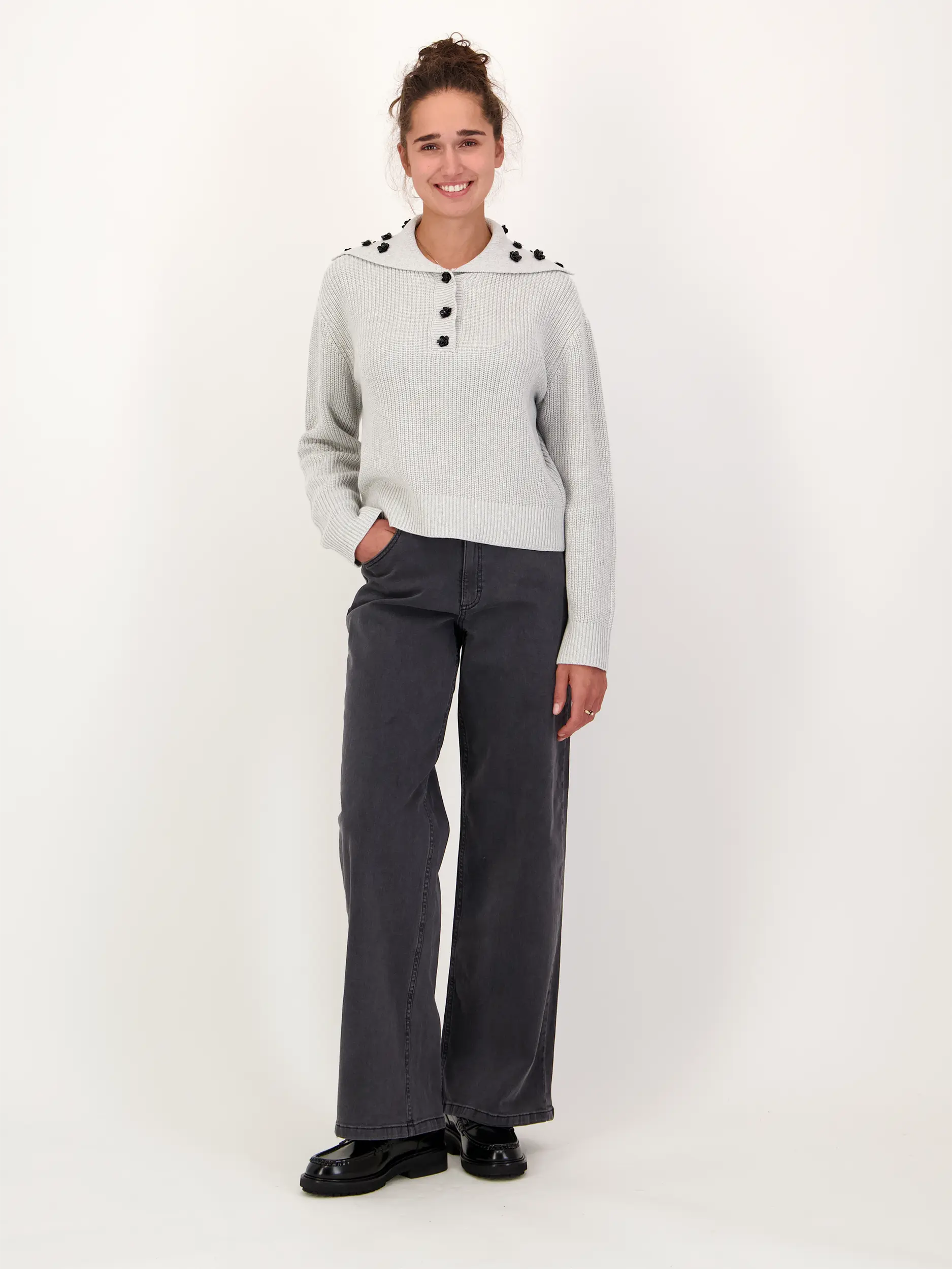 Pullover langarm - Artikel Teil eines Outfits getragen von einem Modell - Farbe: Grau