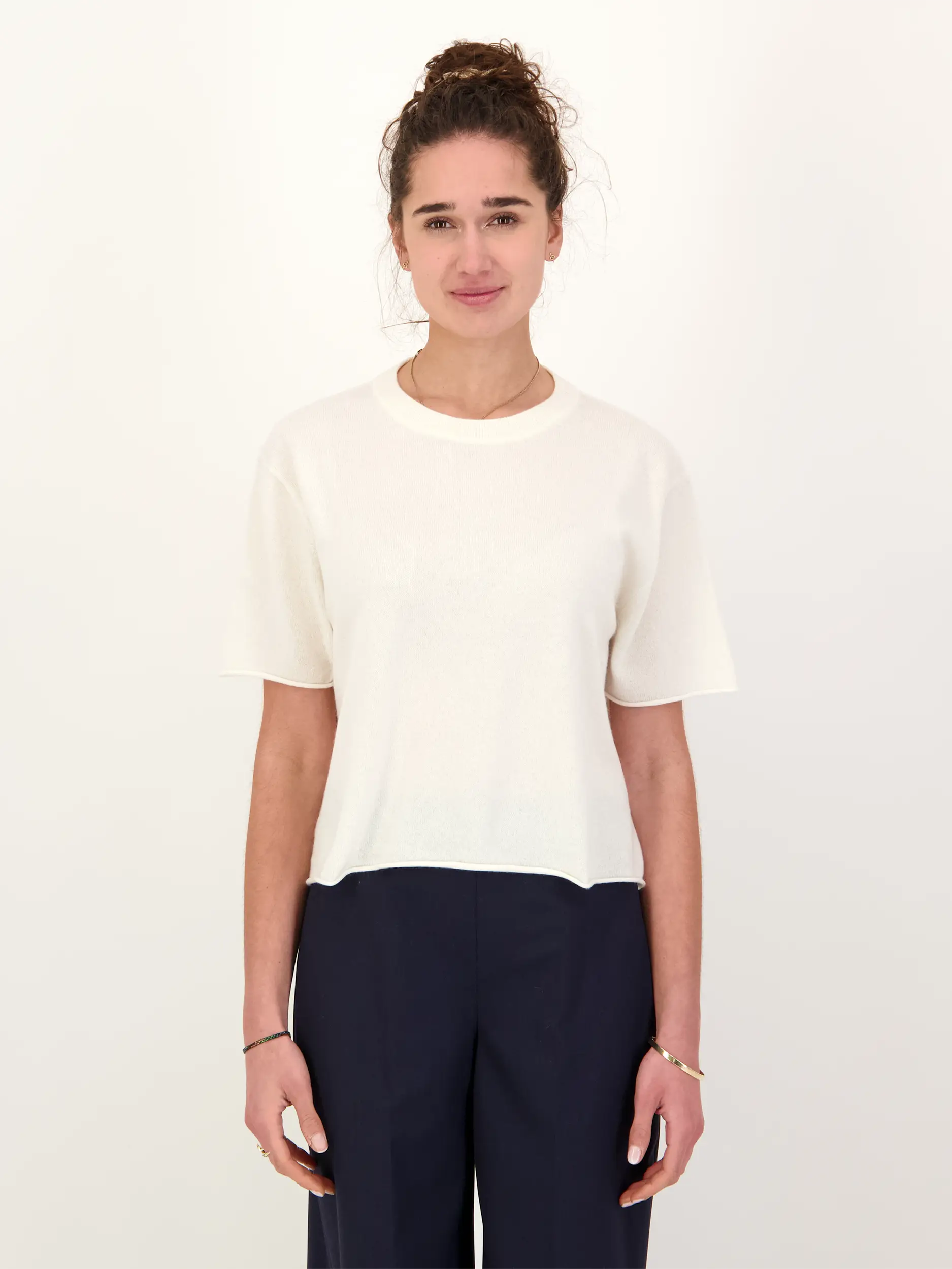 Pullover 'Cila' aus Kaschmir kurzarm - Artikel Vorderseite getragen von einem Modell - Farbe: Creme