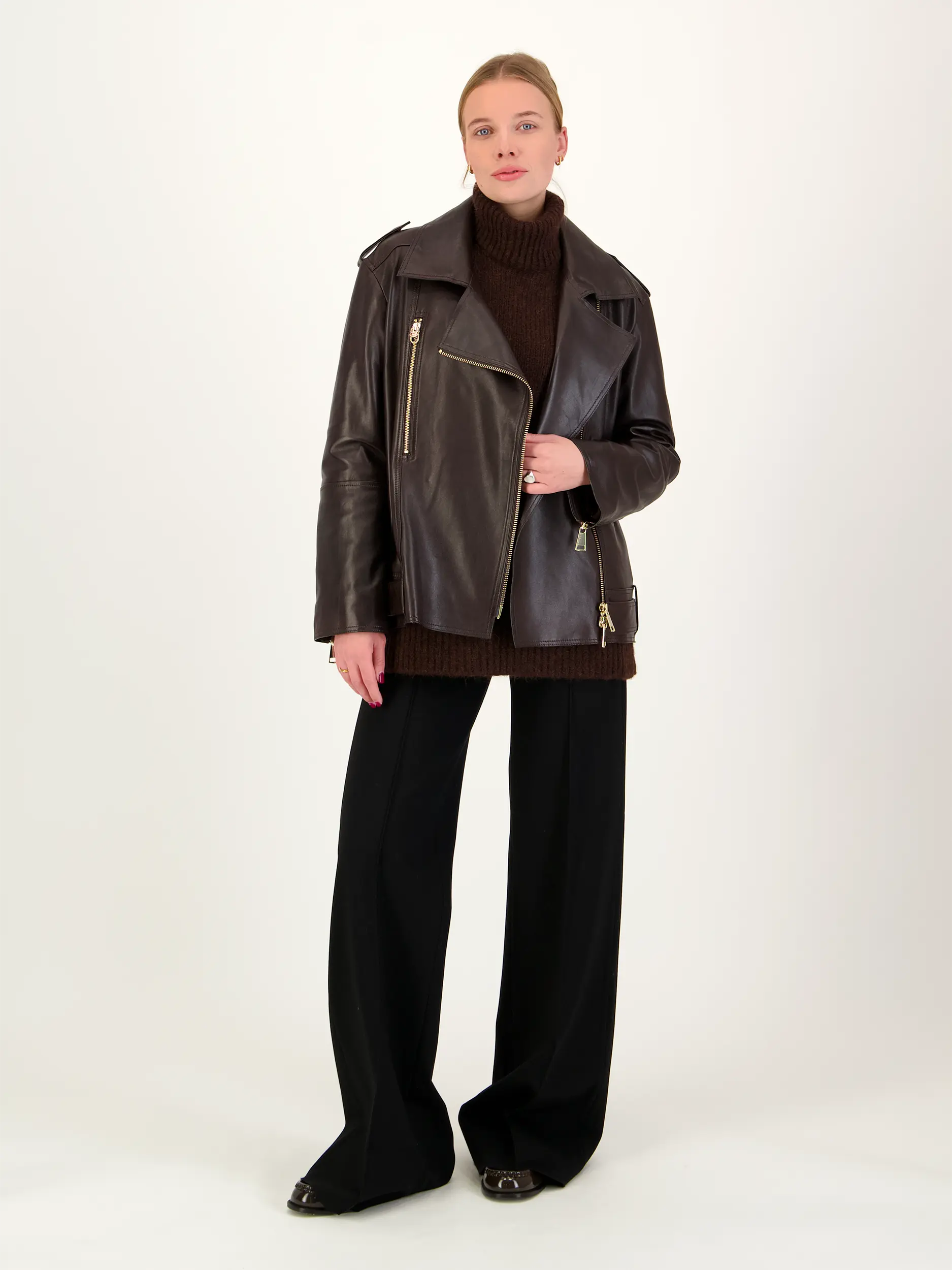 Lederjacke 'Sleek Statement' - Artikel Teil eines Outfits getragen von einem Modell - Farbe: Braun