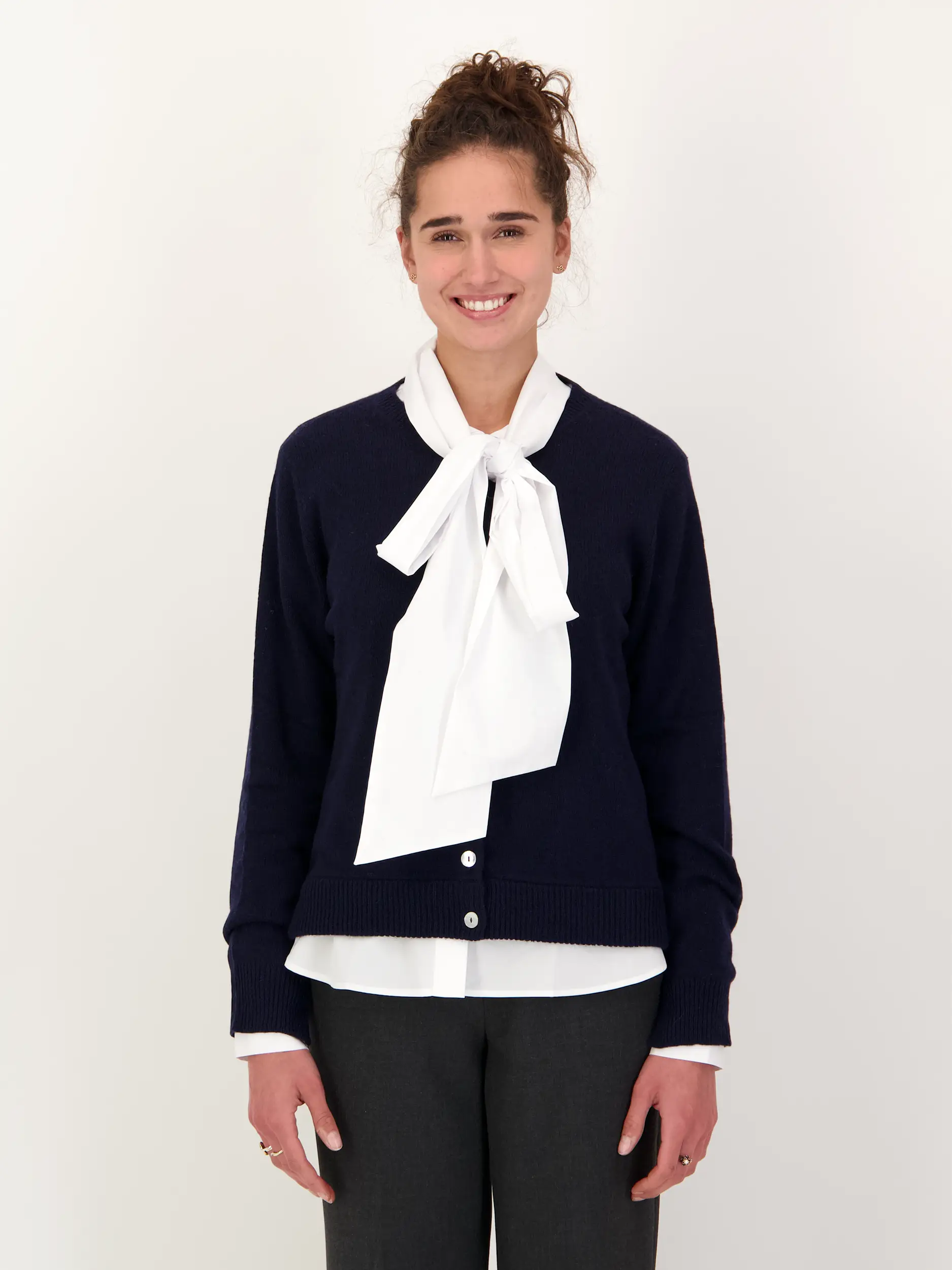Strickjacke aus Wolle - Artikel Vorderseite getragen von einem Modell - Farbe: Blau