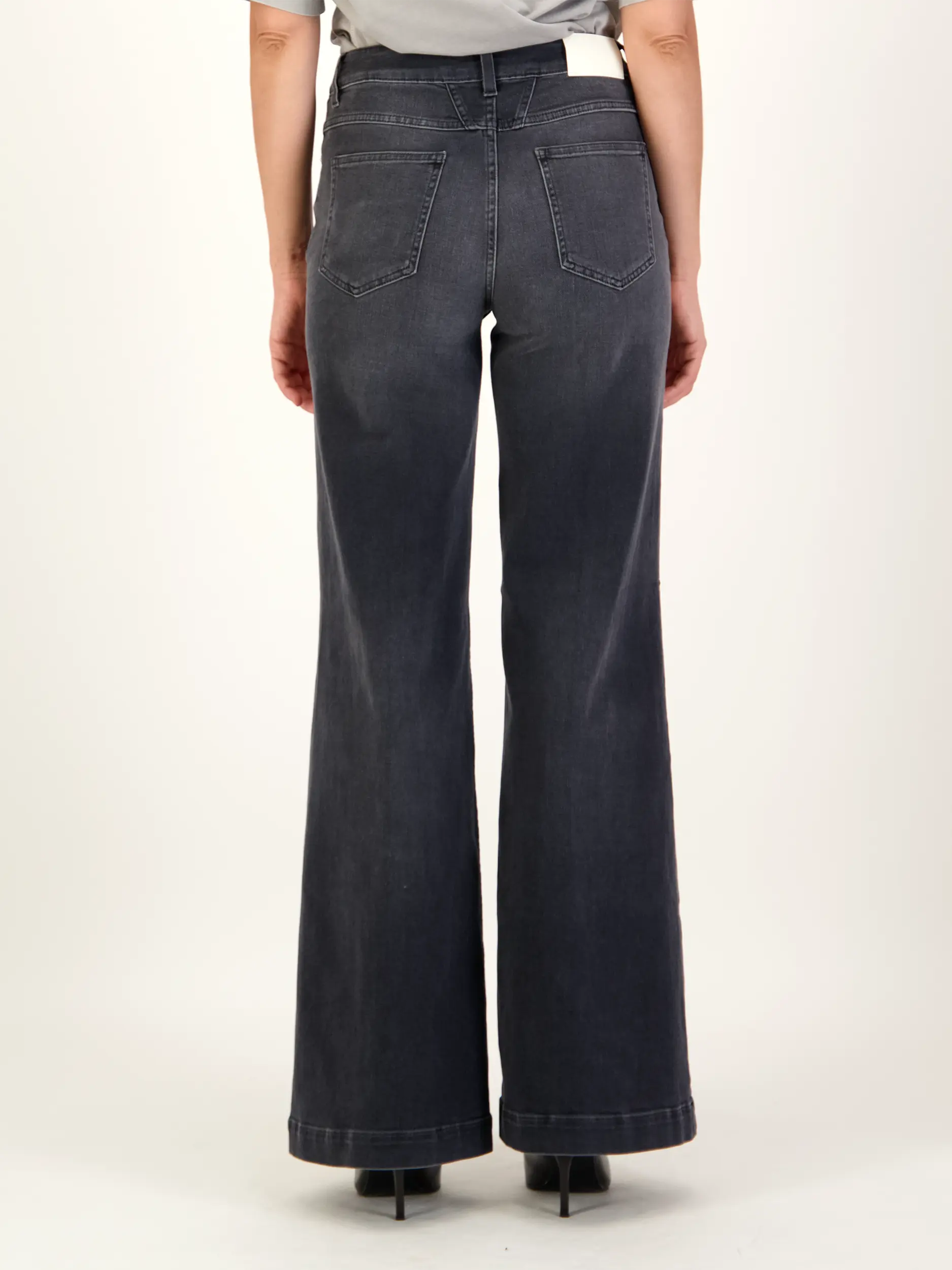 High Rise Wide Leg Jeans 'Glow-up' - Artikel Rückseite getragen von einem Modell
