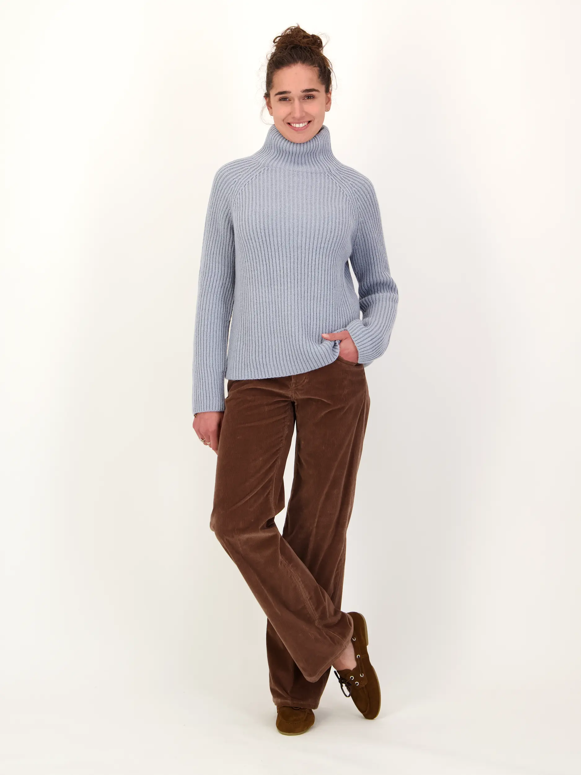 Pullover 'Arwen' aus Wolle - Artikel Teil eines Outfits getragen von einem Modell - Farbe: Blau