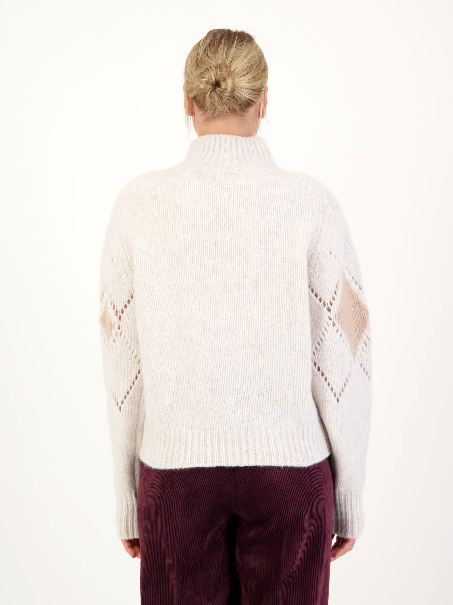 Gemusterter Pullover aus Kaschmir langarm - Artikel Rückseite getragen von einem Modell - Farbe: Creme