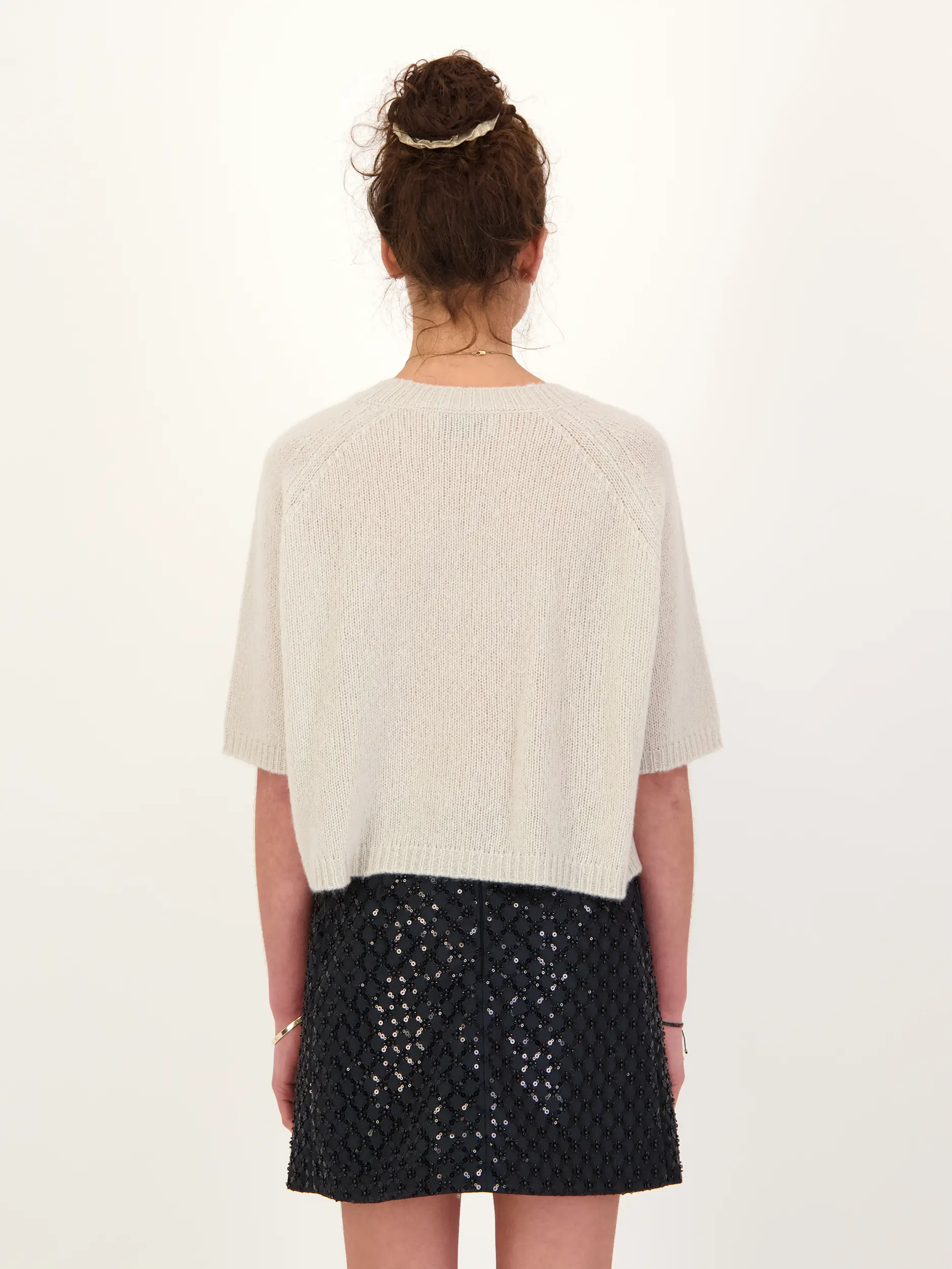 Pullover 'Shii' aus Kaschmir Seide Mix - Artikel Rückseite getragen von einem Modell - Farbe: Grau