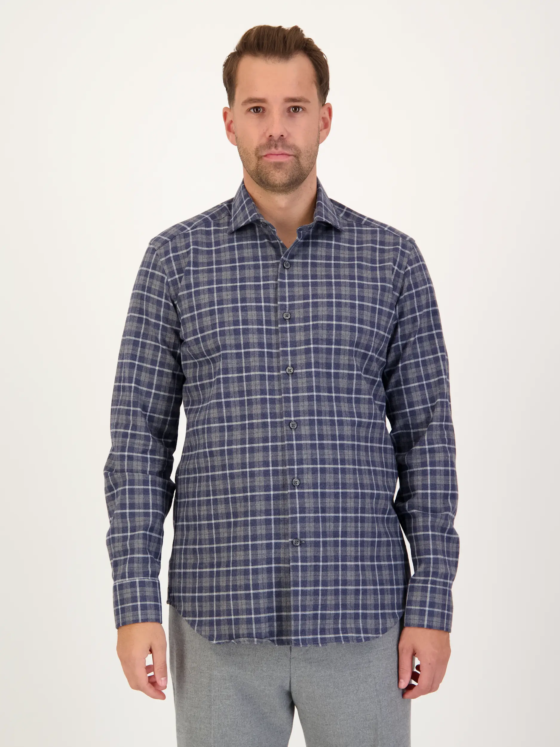 Kariertes Flanellhemd mit Haifischkragen langarm - Artikel Vorderseite getragen von einem Modell - Farbe: Grau