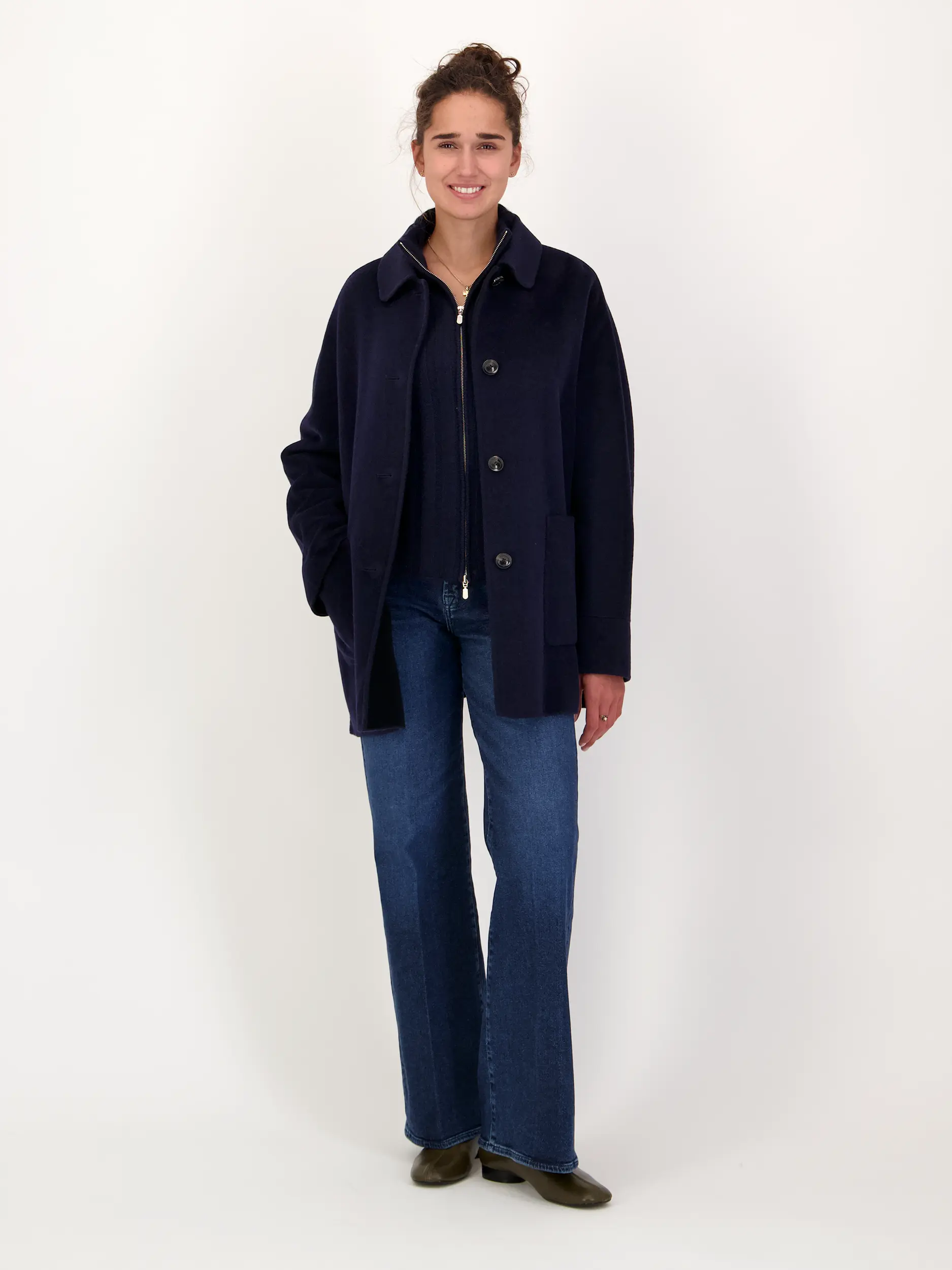 Kurzmantel 'Madita' aus Wolle - Artikel Teil eines Outfits getragen von einem Modell - Farbe: Blau
