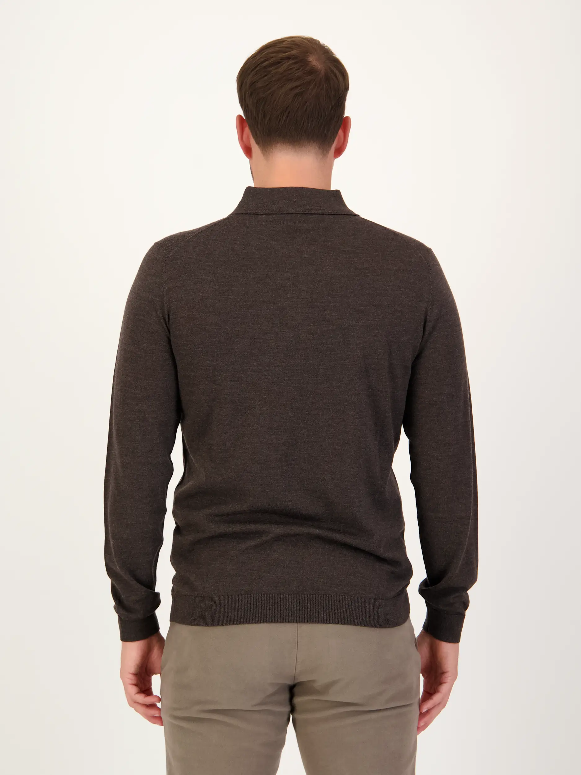 Strickpolo 'Pisa' - Artikel Rückseite getragen von einem Modell - Farbe: Braun