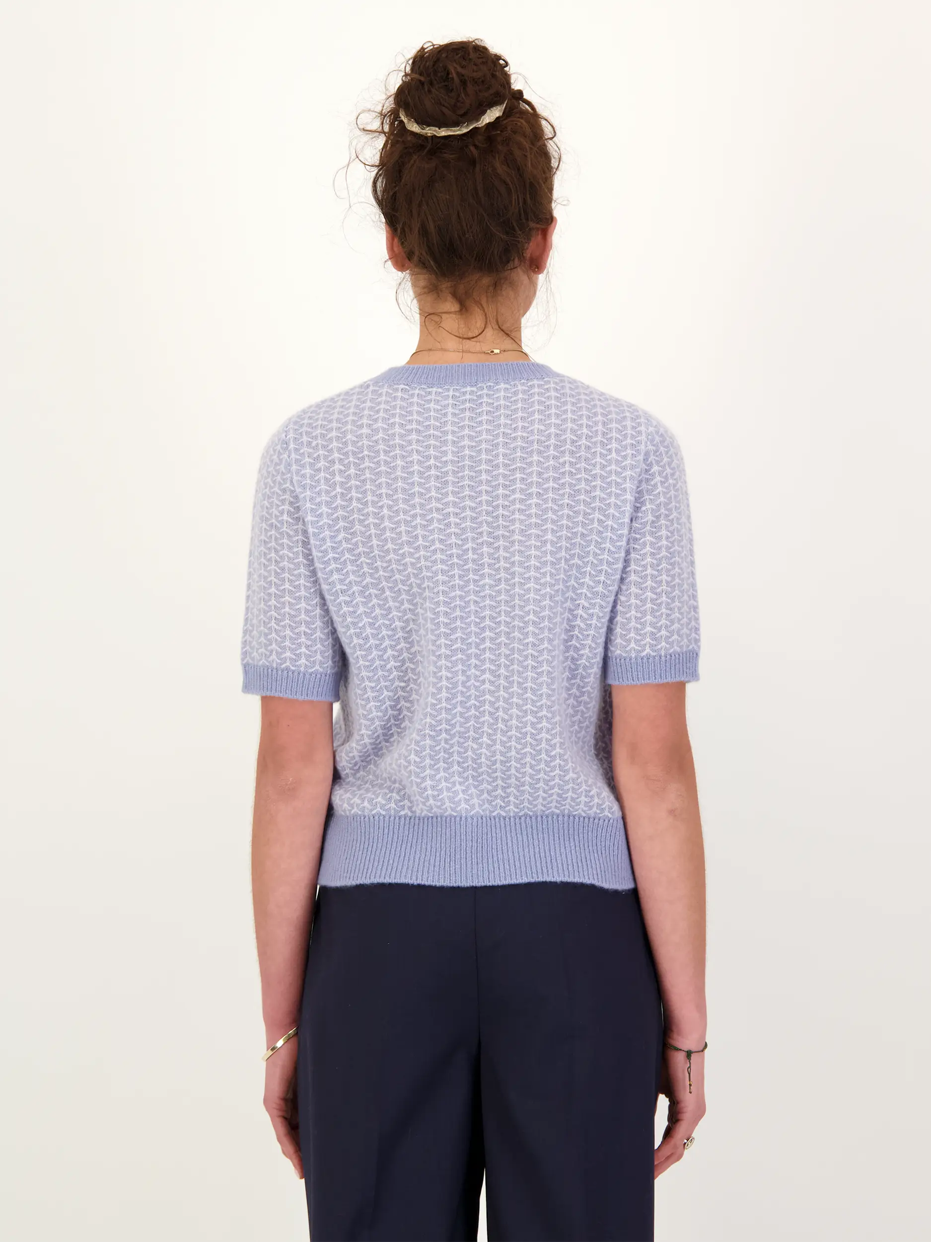 Pullover 'Enoki' aus Kaschmir Seide Mix - Artikel Rückseite getragen von einem Modell - Farbe: Blau