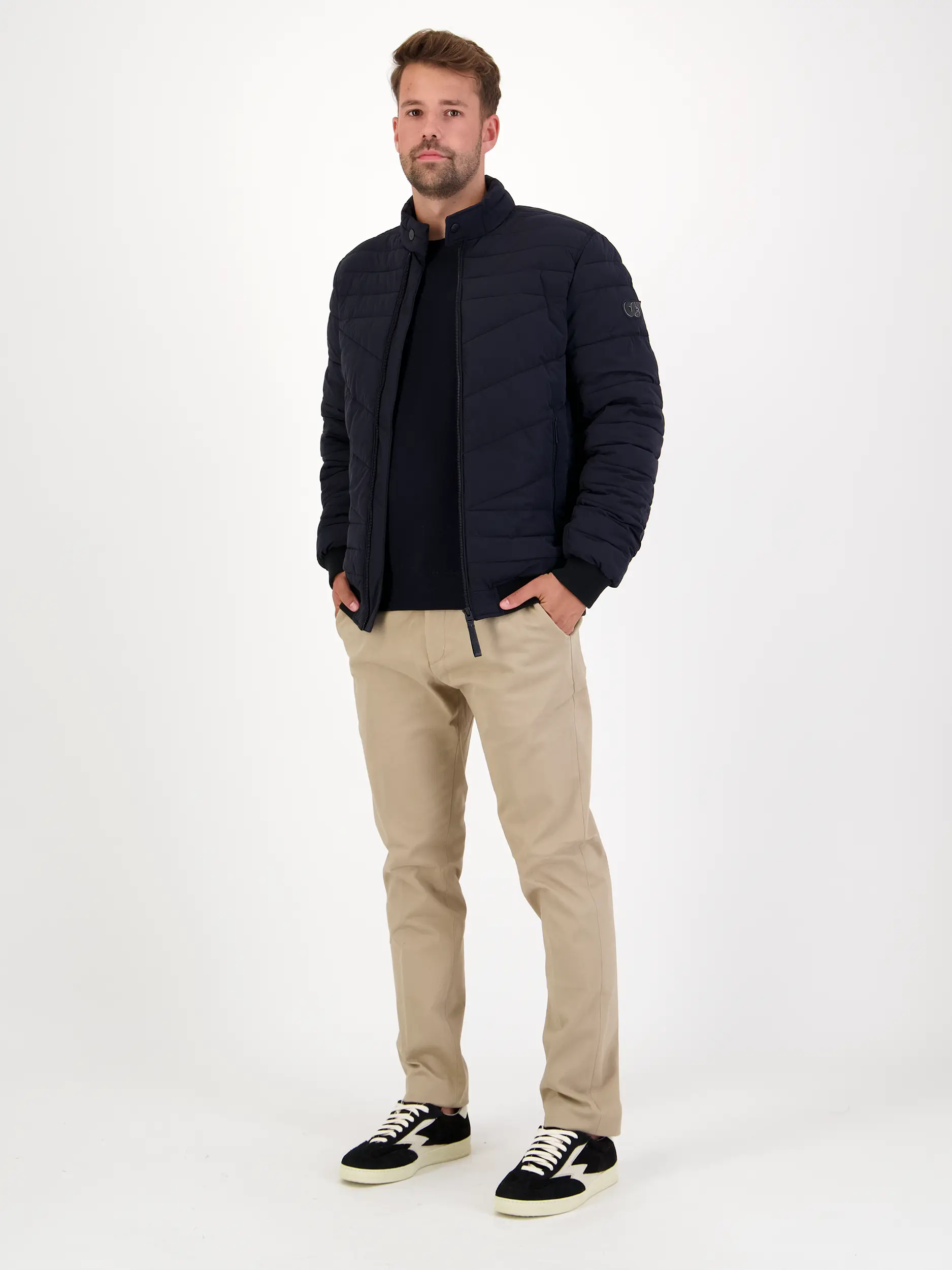 Wasserabweisende Jacke 'Olat' - Artikel Teil eines Outfits getragen von einem Modell - Farbe: Schwarz
