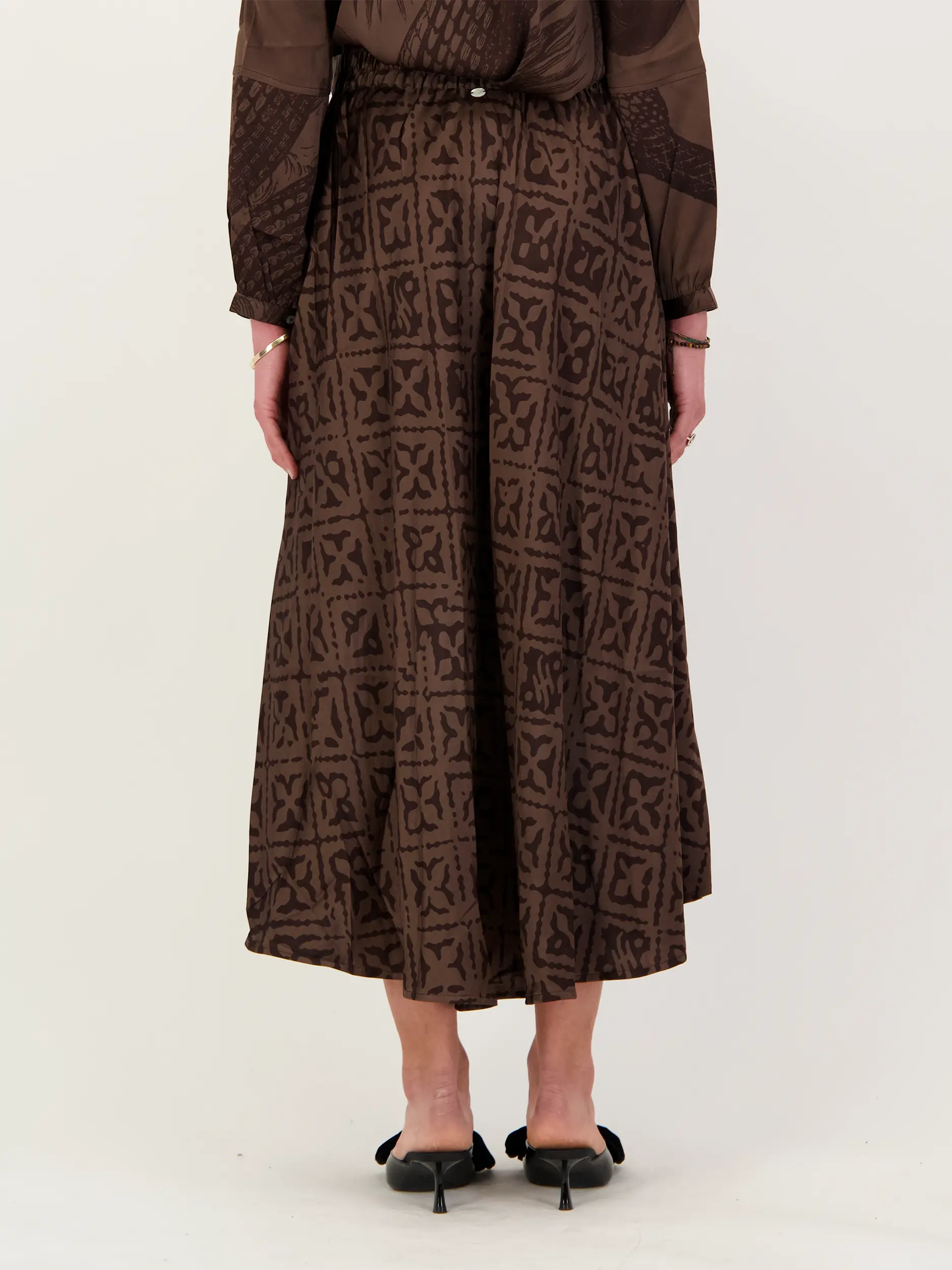 Midirock 'Eyes of Marrakesh 2' aus Seide - Artikel Rückseite getragen von einem Modell - Farbe: Braun