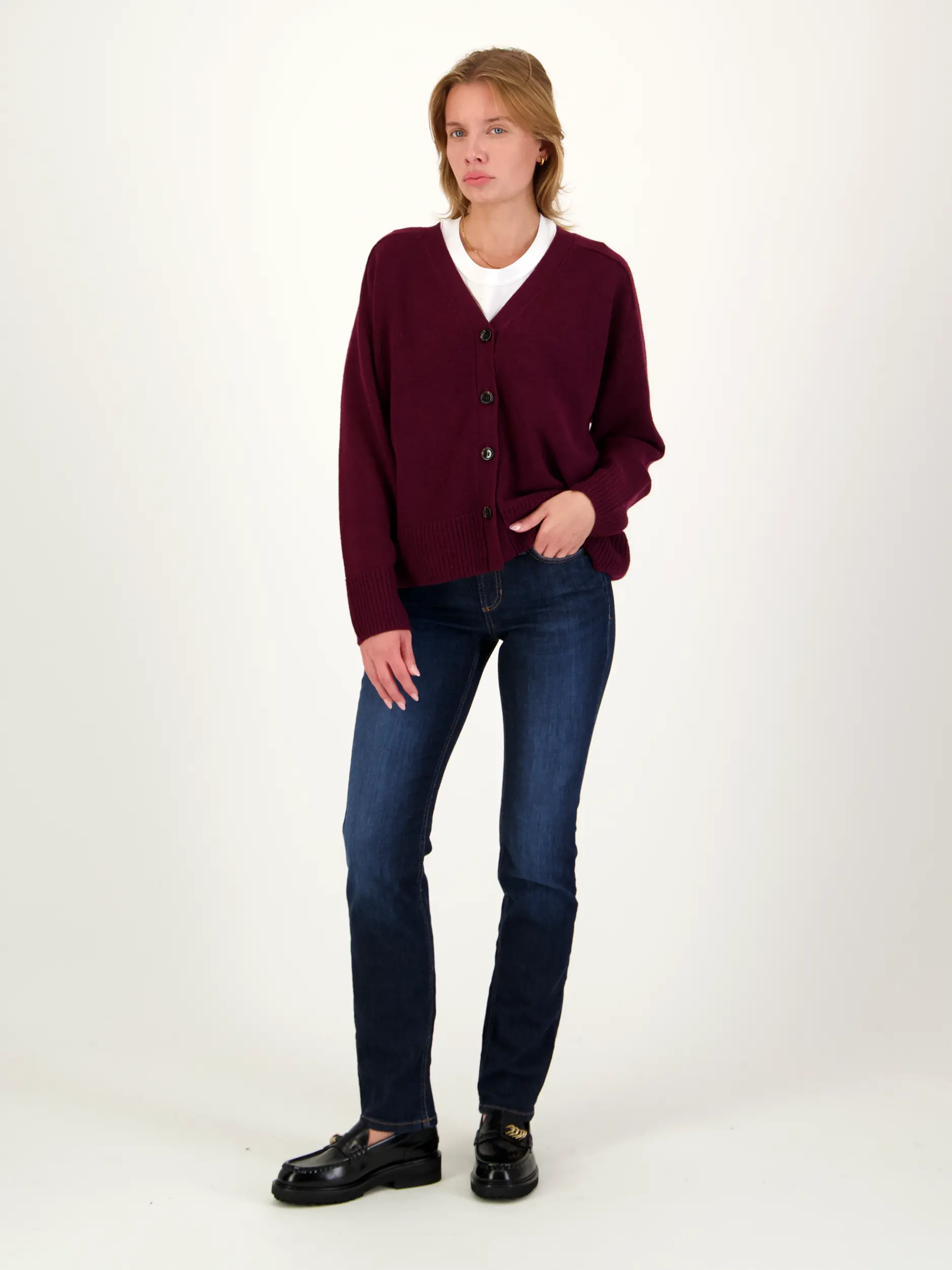 Strickjacke aus Wolle - Artikel Teil eines Outfits getragen von einem Modell - Farbe: Rot