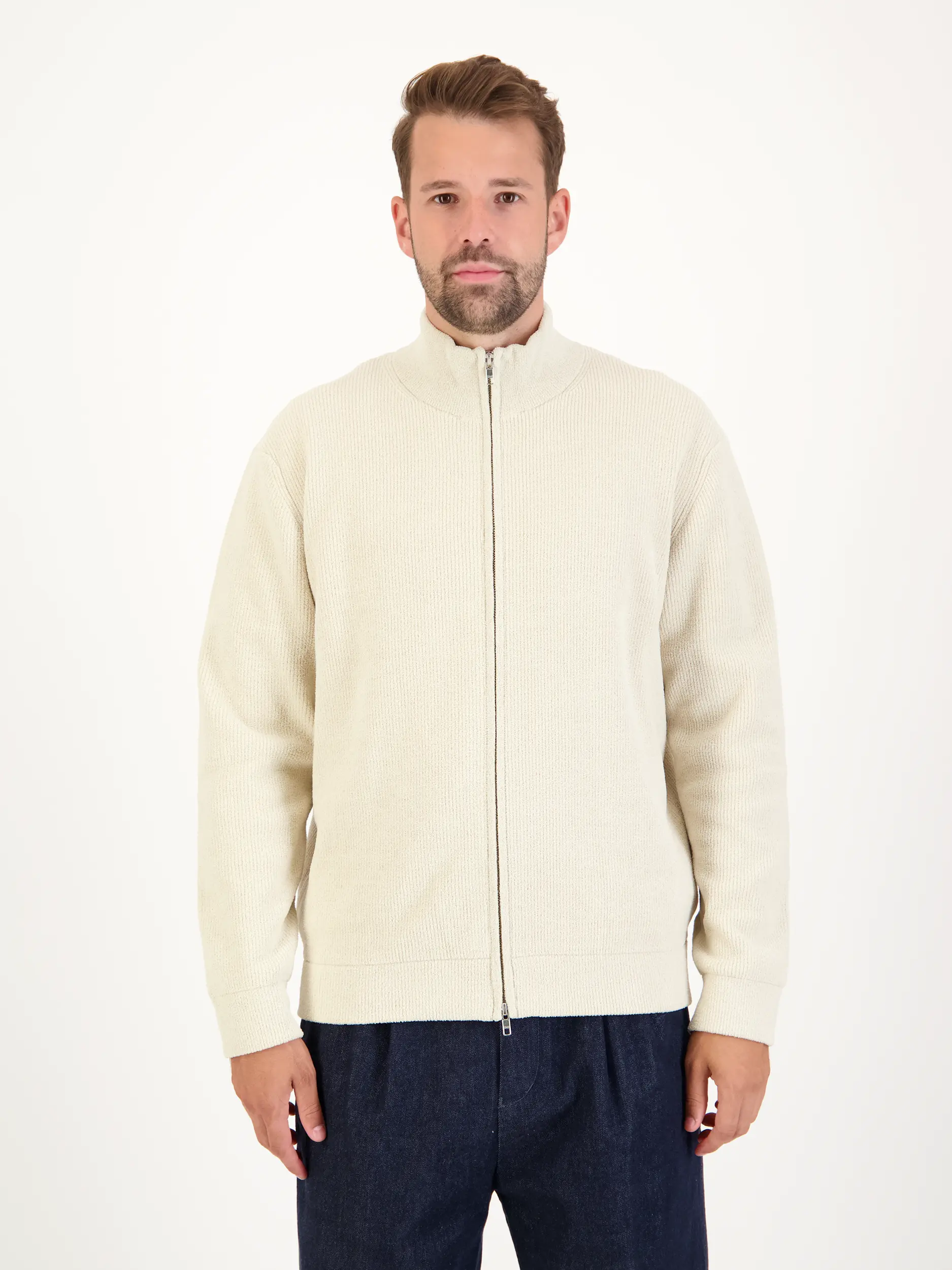 Strickjacke 'Danny' - Artikel Vorderseite getragen von einem Modell - Farbe: Beige