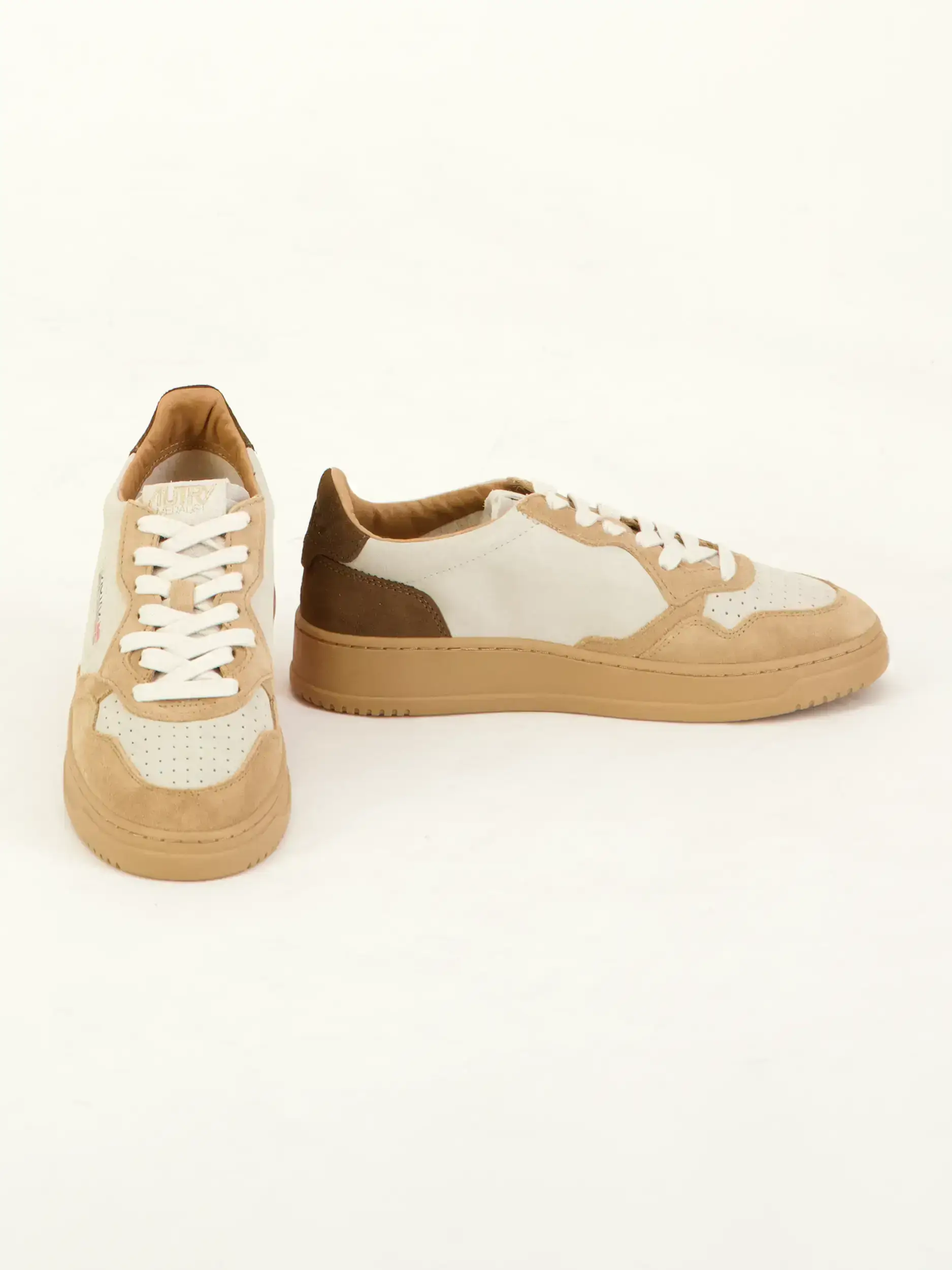 Sneaker 'Medalist' aus Veloursleder - Artikel Vorderseite getragen von einem Modell - Farbe: Braun