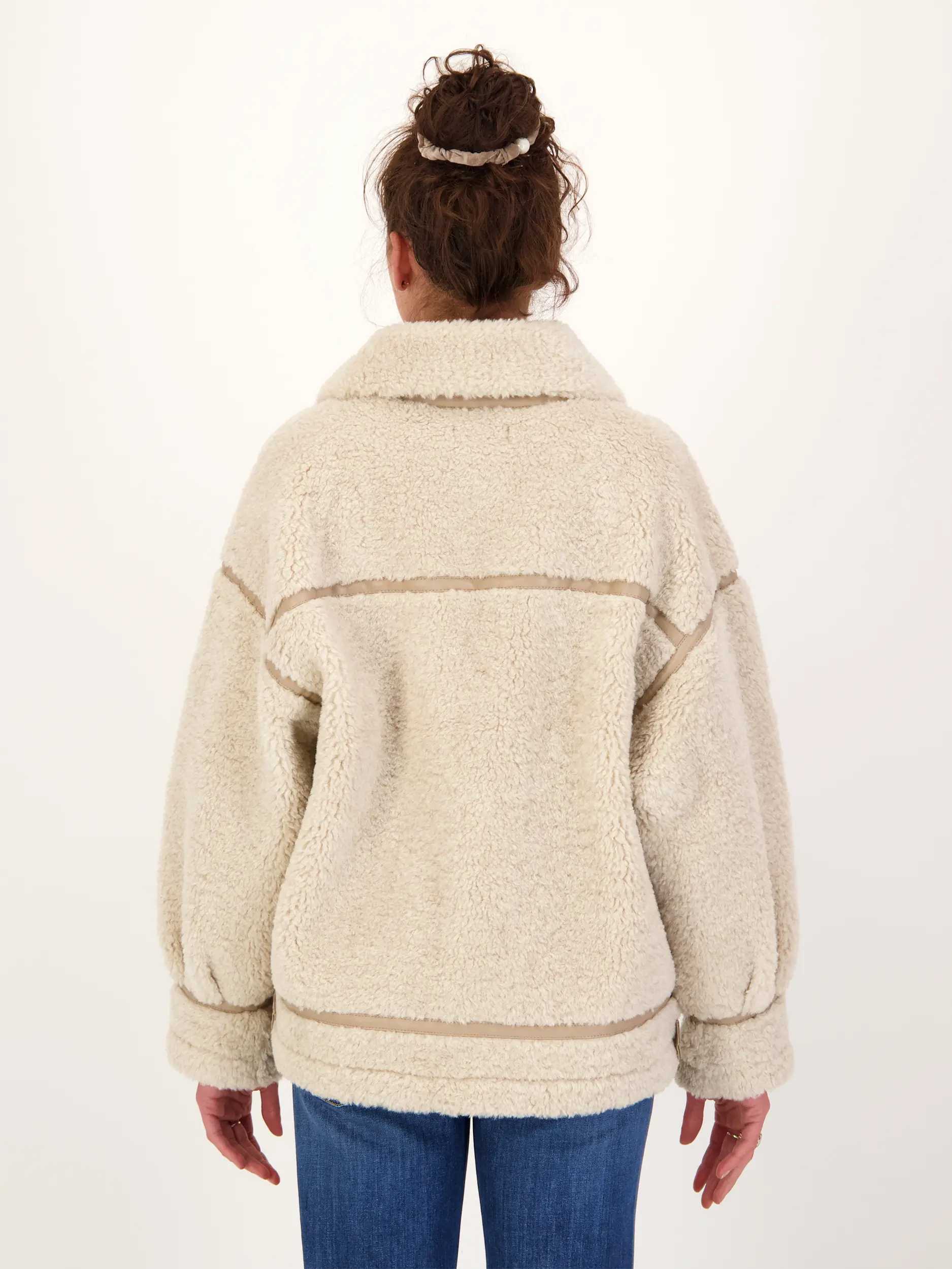 Teddyjacke 'Badu' - Artikel Rückseite getragen von einem Modell - Farbe: Beige