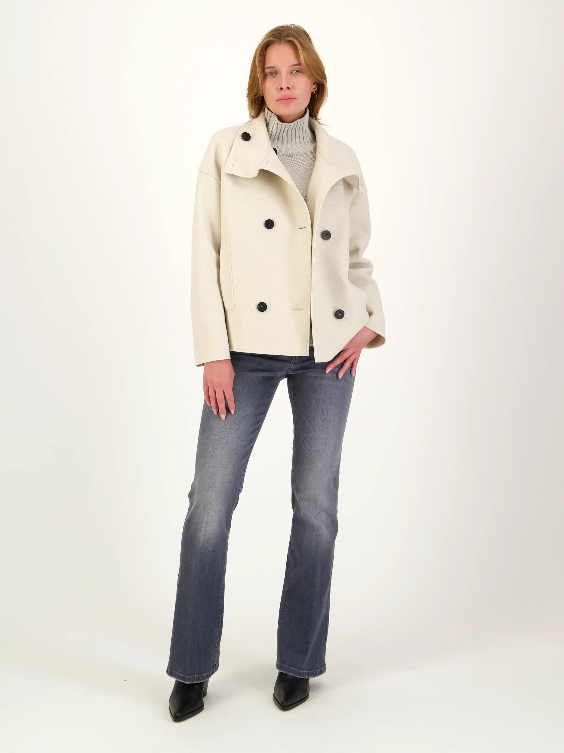 Cabanjacke aus Wolle - Artikel Teil eines Outfits getragen von einem Modell - Farbe: Creme