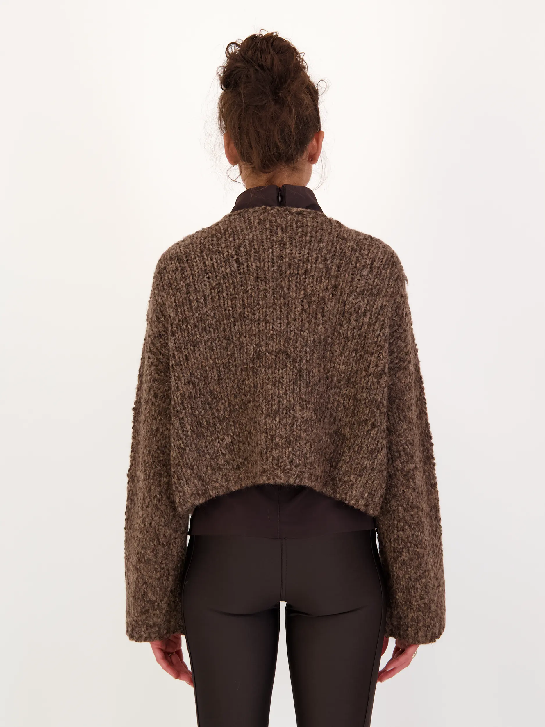 Strickjacke 'Friedi' langarm - Artikel Rückseite getragen von einem Modell - Farbe: Braun