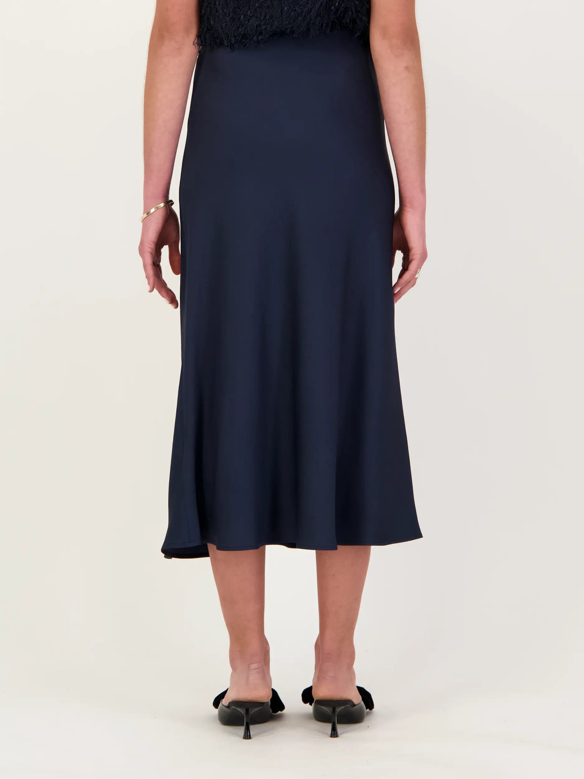 Midi Satinrock 'Ura' - Artikel Rückseite getragen von einem Modell - Farbe: Blau