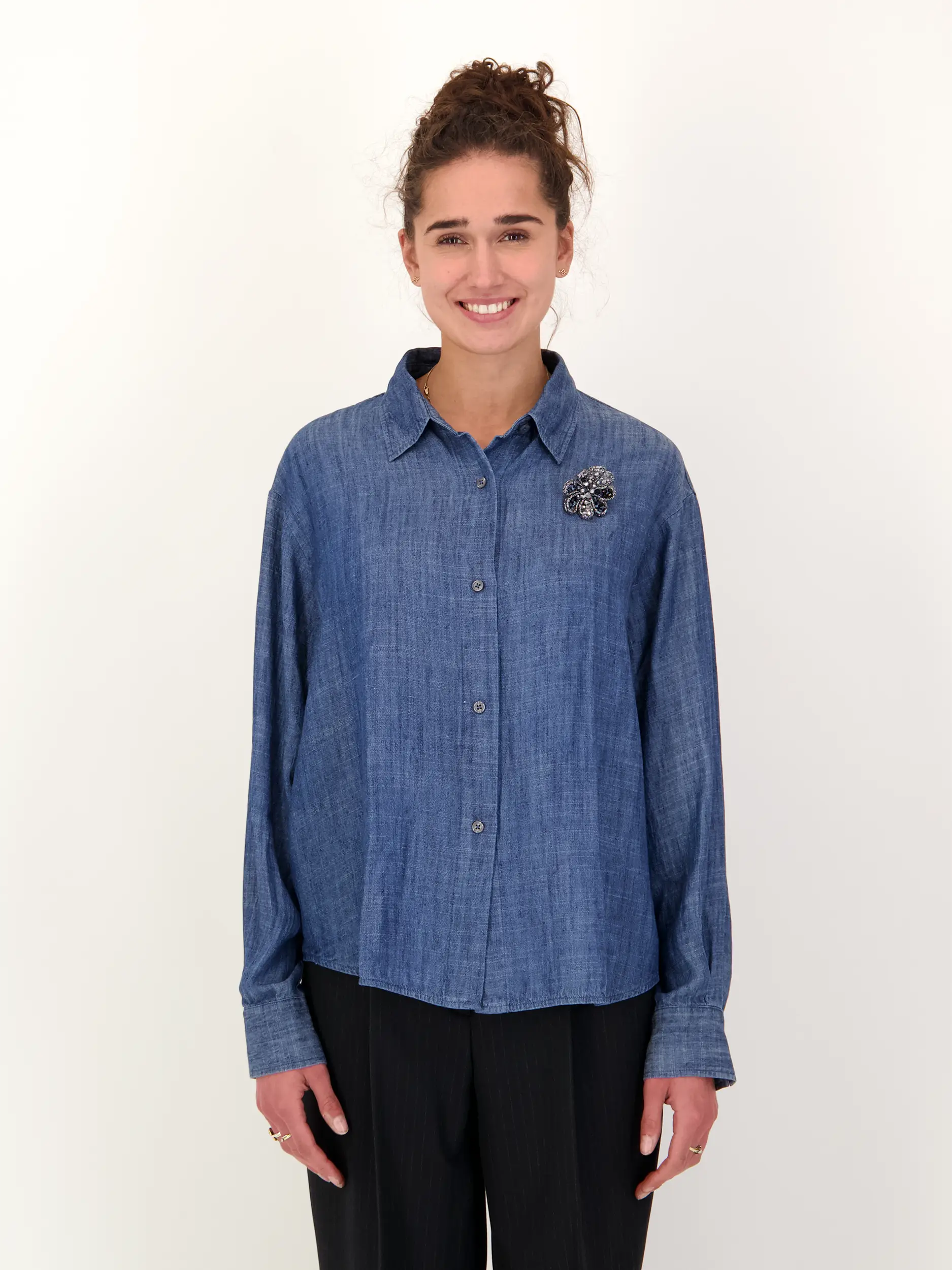 Jeansbluse 'Elsa glam' aus Leinen-Mix langarm - Artikel Vorderseite getragen von einem Modell - Farbe: Blau