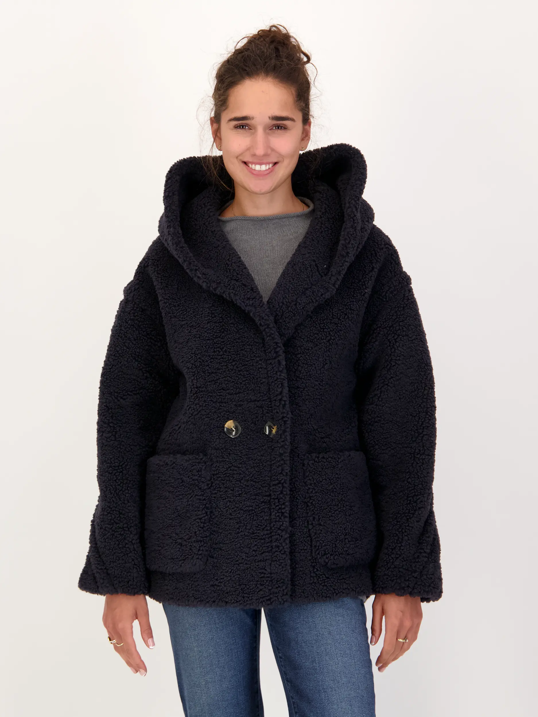 Teddyjacke 'Yogi' - Artikel Vorderseite getragen von einem Modell - Farbe: Blau