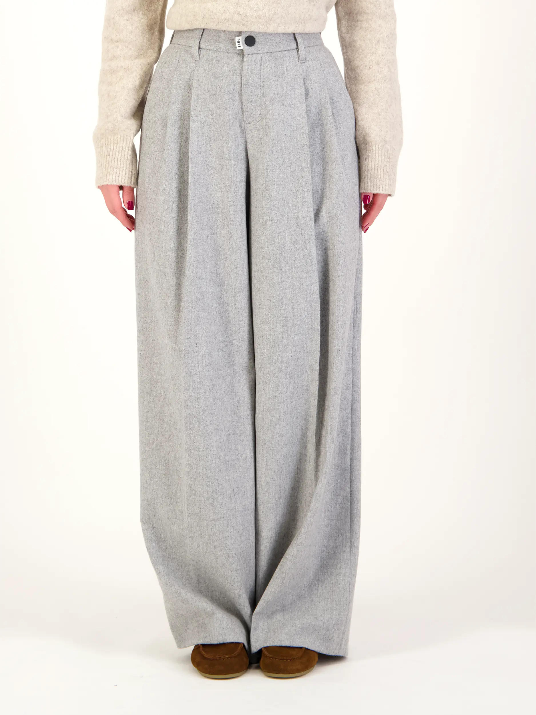 Bundfaltenhose 'The Gent' - Artikel Vorderseite getragen von einem Modell - Farbe: Grau