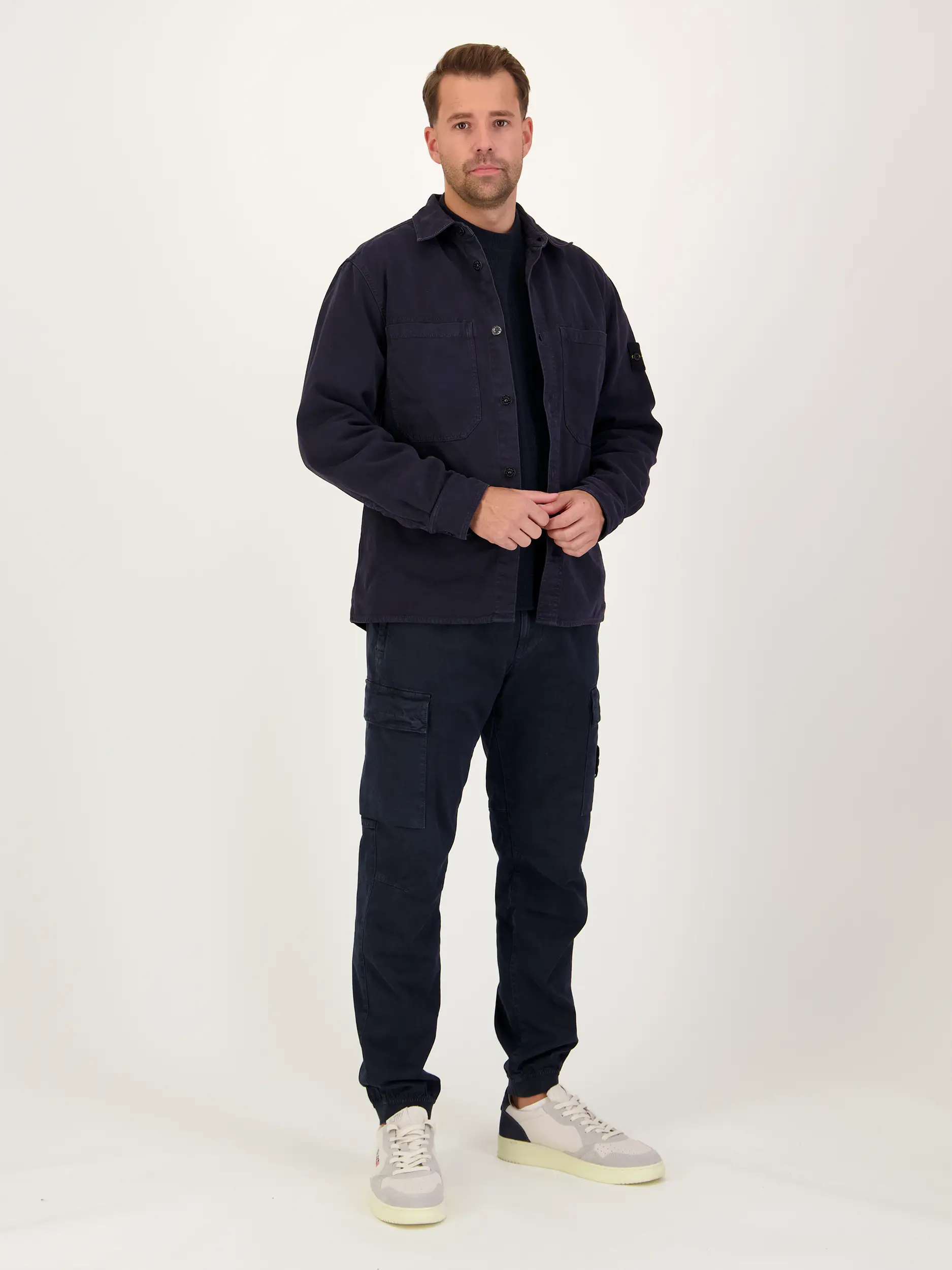 Overshirt - Artikel Teil eines Outfits getragen von einem Modell - Farbe: Blau