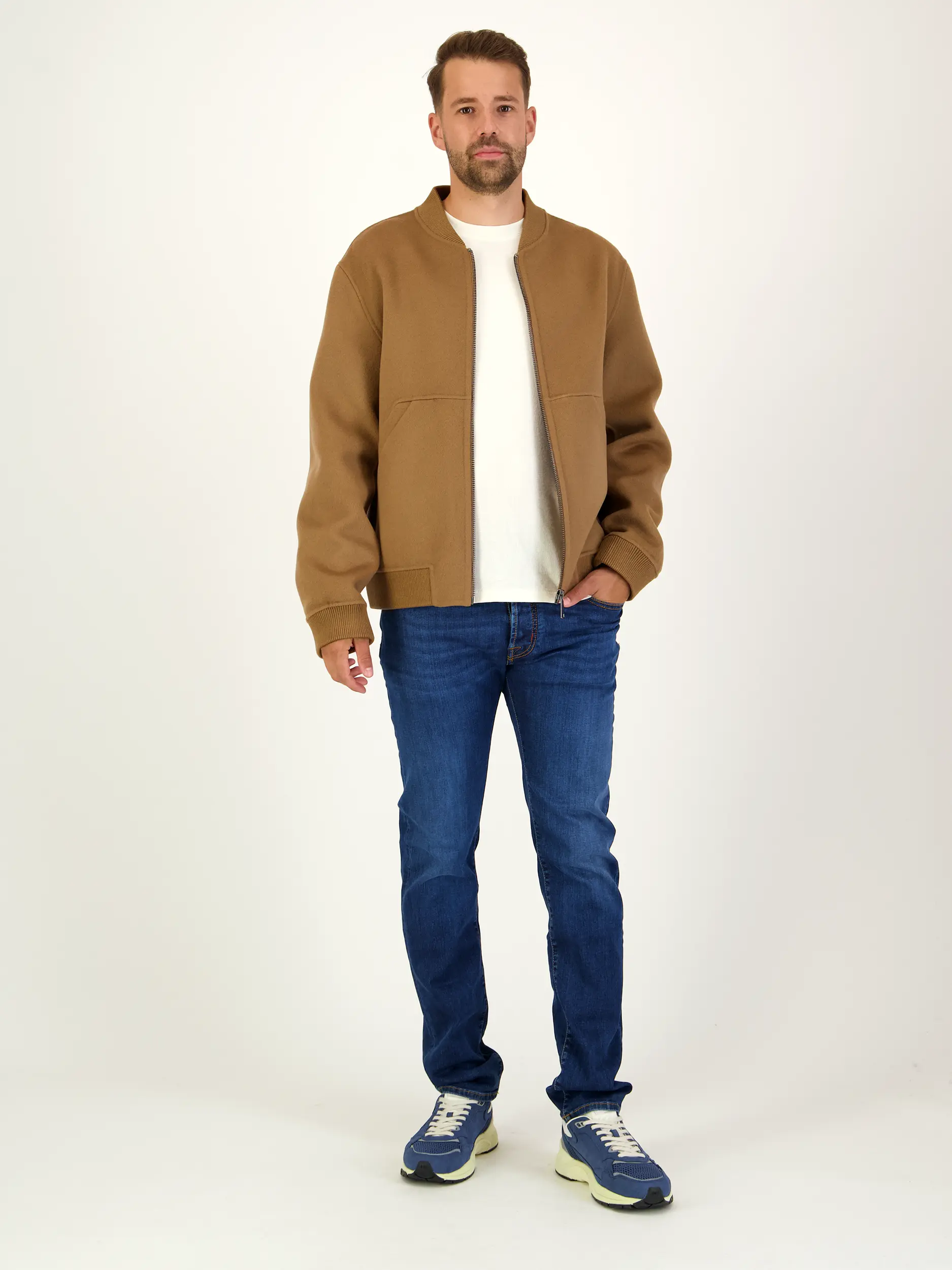 Langarmshirt 'Clive' - Artikel Teil eines Outfits getragen von einem Modell - Farbe: Creme
