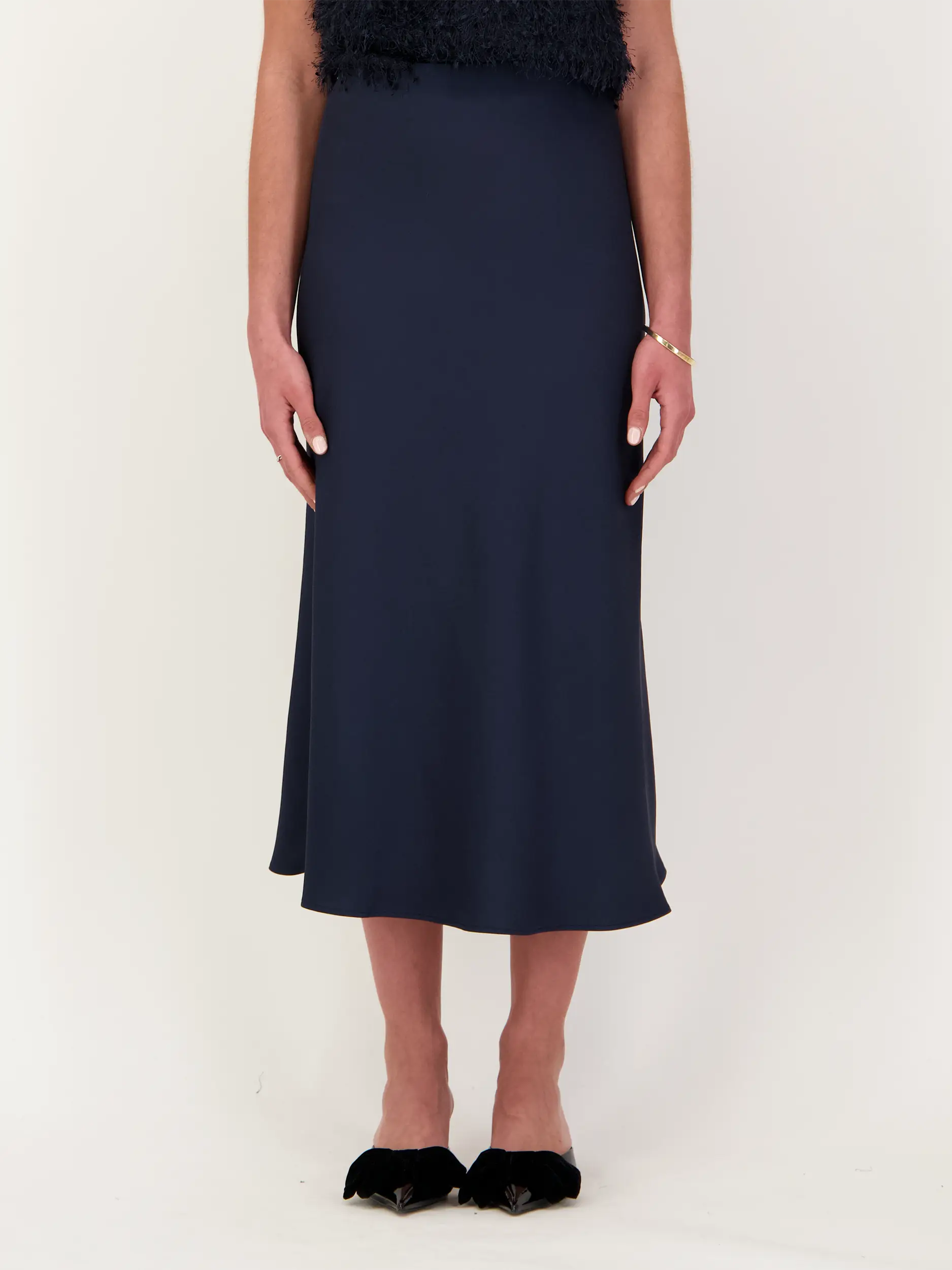 Midi Satinrock 'Ura' - Artikel Vorderseite getragen von einem Modell - Farbe: Blau