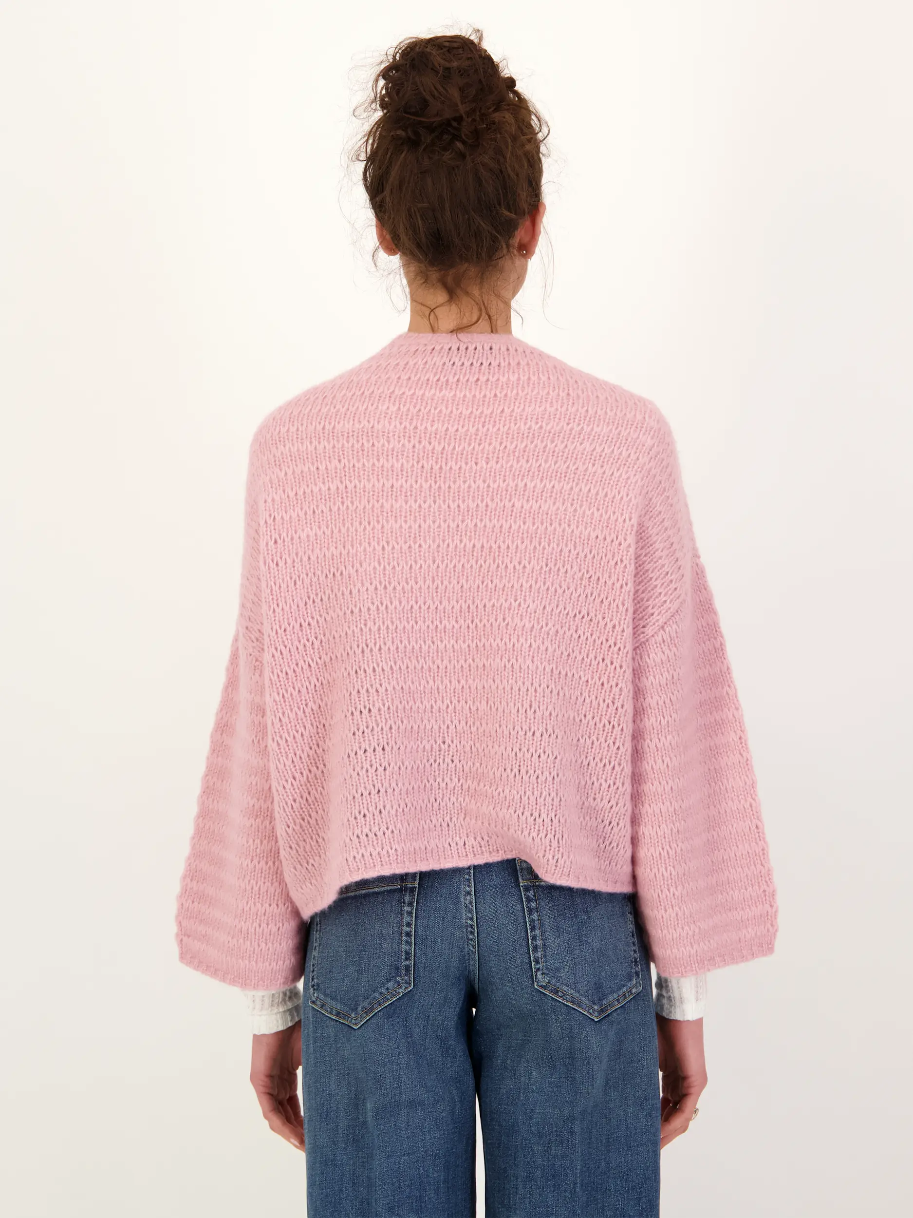 Strickjacke 'Tsuge' aus Kaschmir Seide Mix - Artikel Rückseite getragen von einem Modell - Farbe: Rosa&Pink