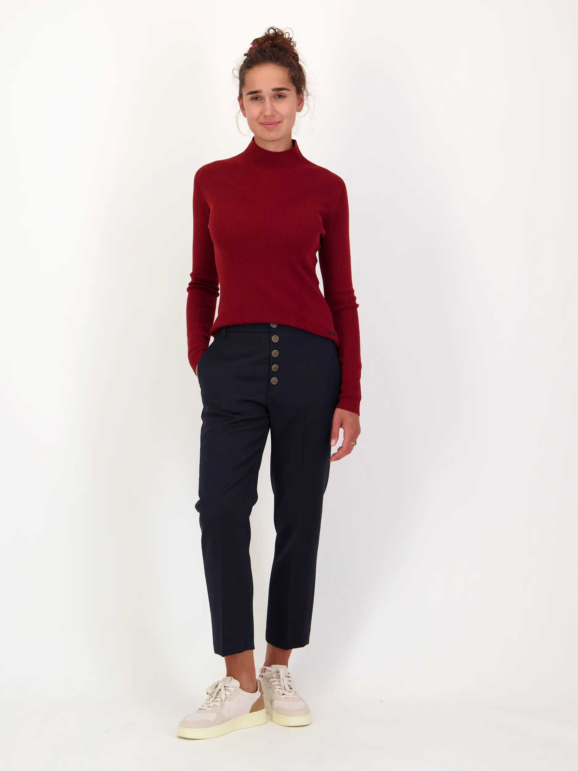 Hose 'Nima' - Artikel Teil eines Outfits getragen von einem Modell - Farbe: Blau