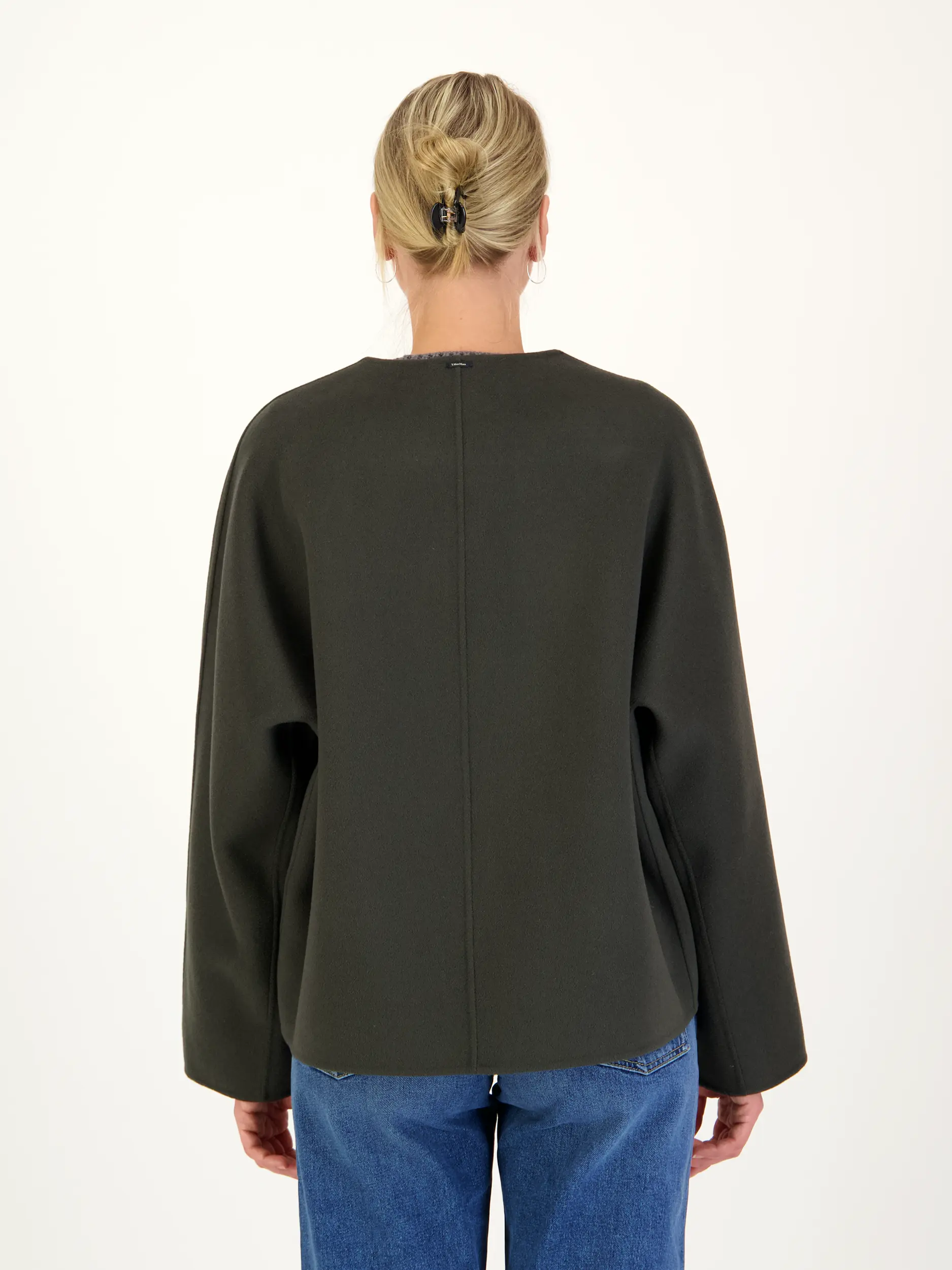 Wolljacke 'Kate' - Artikel Rückseite getragen von einem Modell - Farbe: Grün