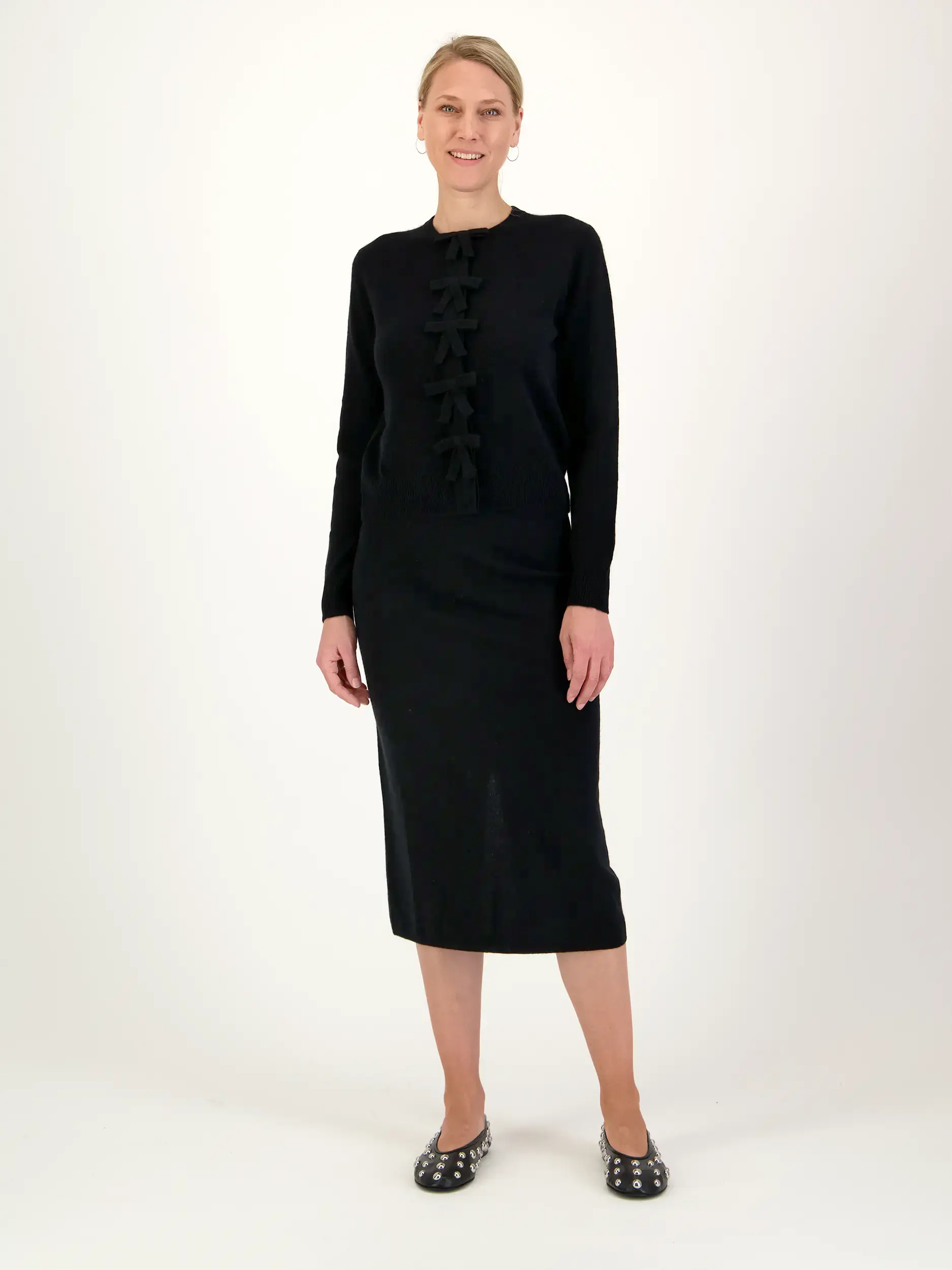 Midi Wollrock - Artikel Teil eines Outfits getragen von einem Modell - Farbe: Schwarz