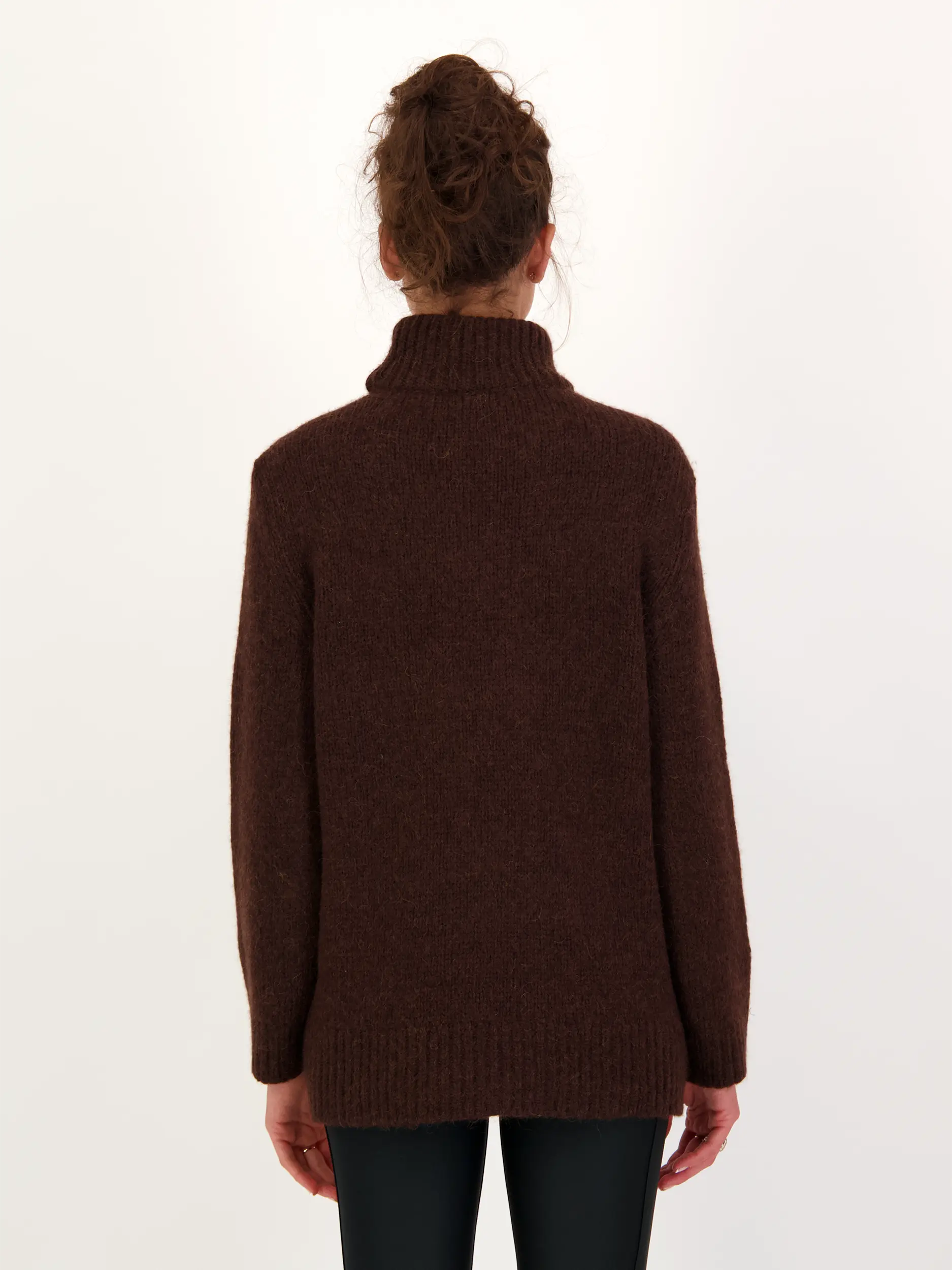 Pullover 'Urban Favorites' aus Woll-Mix langarm - Artikel Rückseite getragen von einem Modell - Farbe: Braun