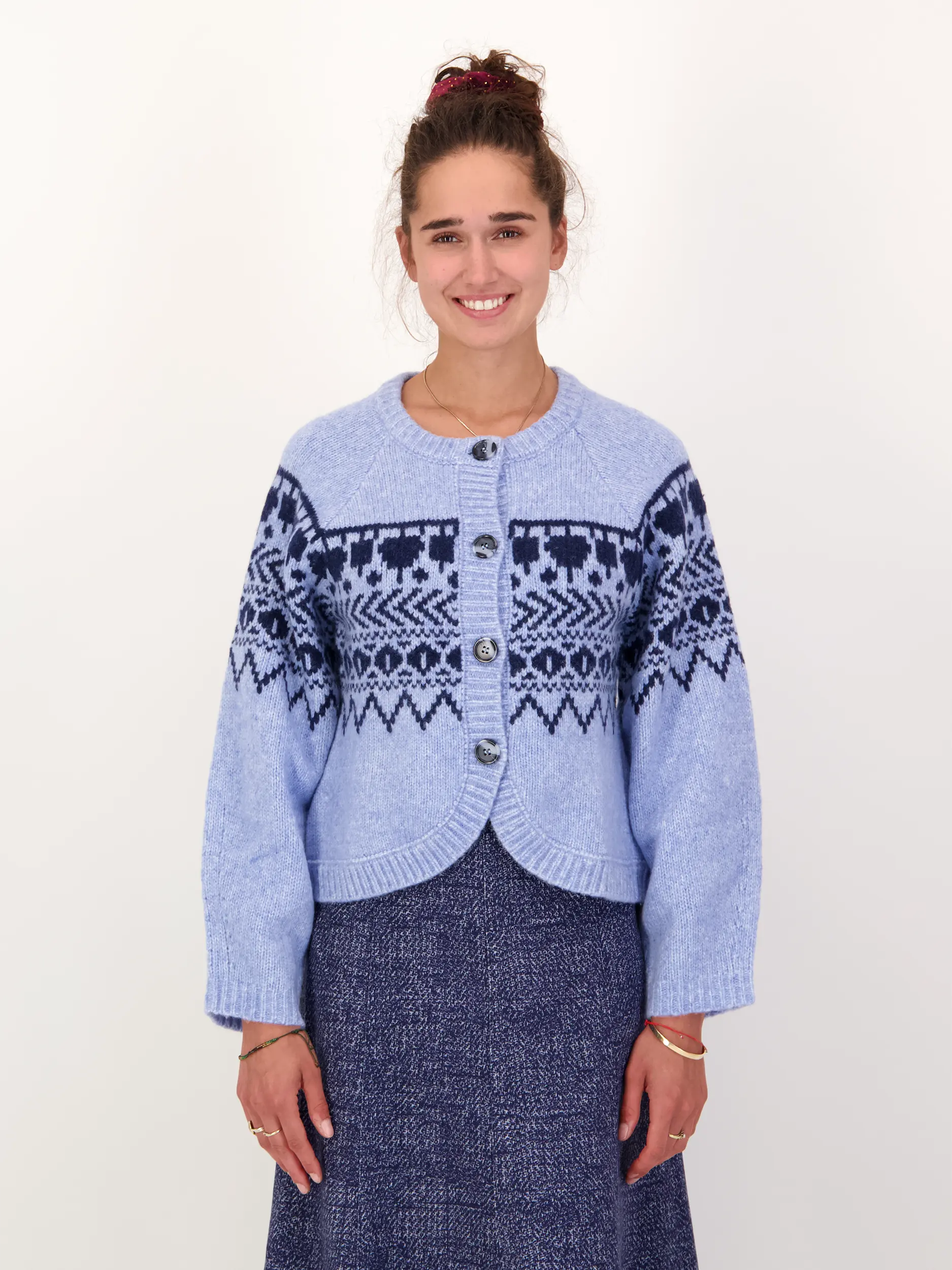 Strickjacke aus Woll-Mix - Artikel Vorderseite getragen von einem Modell - Farbe: Blau
